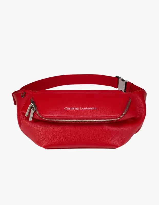 Parlak kırmızı, dokulu deriden üretilmiş, ön yüzünde Christian Louboutin yazısı bulunan, gümüş rengi ana fermuarı ve sol yanındaki ek küçük fermuarlı cebiyle öne çıkan, tokalı ayarlanabilir kırmızı askıya sahip modern bir erkek sonbahar bel çantası.