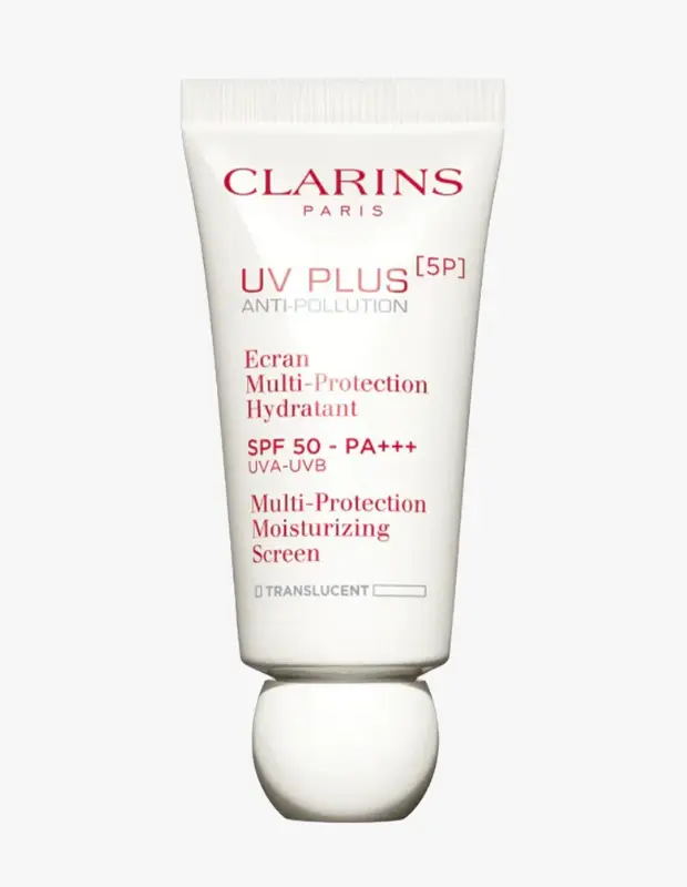 Marka Adı: Clarins
Ürün Adı: Clarins Erkek UV Plus 5P Anti Pollution SPF50
Ürün Cinsiyeti: Erkek
Ürün Tipi: Güneş Koruyucu Ekran
Ürün Sezonsallığı: Her Mevsim
Ürün Çeşidi: Çoklu Koruma ve Kirlilik Karşıtı
Ürün Özellikleri: Clarins UV Plus 5P Anti-Pollution, SPF50 ve PA+++ UVA-UVB filtreleriyle cildi güneşin zararlı ışınlarına karşı çok yüksek düzeyde korur. Özel 5P teknolojisi sayesinde hava kirliliği, mavi ışık ve diğer çevresel faktörlere karşı güçlü bir bariyer oluştururken, cildi nemlendirici özelliğiyle gün boyu rahatlatır. Ciltte şeffaf bir bitiş sağlayarak beyaz iz bırakmaz.
Öne Çıkan Detaylar:
- SPF50 ve PA+++ ile geniş spektrumlu UVA-UVB koruması
- 5P teknolojisi ile hava kirliliği ve mavi ışık karşıtı güçlü kalkan
- Nemlendirici formül ve ciltte şeffaf, iz bırakmayan bitiş
Kimler Kullanıyor?: Günlük yaşamında şehir kirliliğine ve dijital ekranların mavi ışığına sıkça maruz kalan, ofiste veya kapalı alanlarda uzun vakit geçiren kişiler için idealdir. Cildini güneşin zararlı ışınlarından yıl boyunca korumayı önemseyen, aynı zamanda cildine nem ve konfor sağlamak isteyen ve şeffaf bitişli ürünleri tercih eden herkes bu ürünü rahatlıkla kullanabilir.