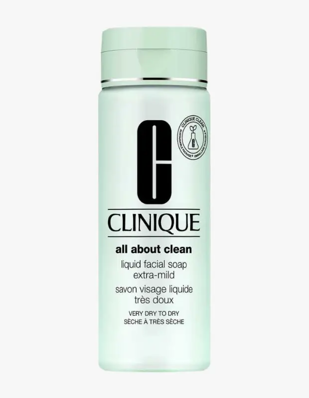 Marka Adı: Clinique
Ürün Adı: Clinique Liquid Facial Soap Extra-Mild
Ürün Cinsiyeti: Unisex
Ürün Tipi: Yüz Temizleyici
Ürün Sezonsallığı: Yaz
Ürün Çeşidi: Ekstra Nazik Sıvı Yüz Sabunu
Ürün Özellikleri: Clinique All About Clean serisine ait bu sıvı yüz sabunu, özellikle çok kuru ve kuru cilt tiplerinin ihtiyaçları düşünülerek ekstra nazik bir formülle geliştirilmiştir. Cildi tahriş etmeden, nem dengesini koruyarak derinlemesine temizlemeyi hedefler. Şişesi açık mint yeşili renginde olup, üzerinde markanın ikonik logosu ve sürdürülebilir ambalajı işaret eden Clinique Clean etiketi bulunmaktadır.
Öne Çıkan Detaylar:
- Ekstra nazik ve cilde dost formül
- Kuru ve çok kuru cilt tipleri için özel olarak tasarlanmıştır
- Sürdürülebilir ve çevre dostu ambalaja sahiptir
Kimler Kullanıyor?: Cildini nazikçe arındırmak ve kuruluk hissi yaşamadan temizlemek isteyen, özellikle kuru ve çok kuru cilt tipine sahip kişiler için idealdir. Sürdürülebilir güzellik yaklaşımlarını önemseyen ve cilt bakım rutininde nazik ama etkili bir temizleyiciye yer vermek isteyen herkes tarafından güvenle kullanılabilir.