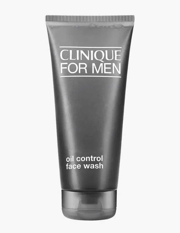 Clinique markasının erkekler için özel olarak formüle edilmiş, koyu gri renkli ve üzerinde beyaz harflerle CLINIQUE FOR MEN ile oil control face wash yazan bir tüp yağlı ciltler için temizleme jeli, ürünün detaylı görünümünü beyaz arka plan üzerinde sergiliyor.
