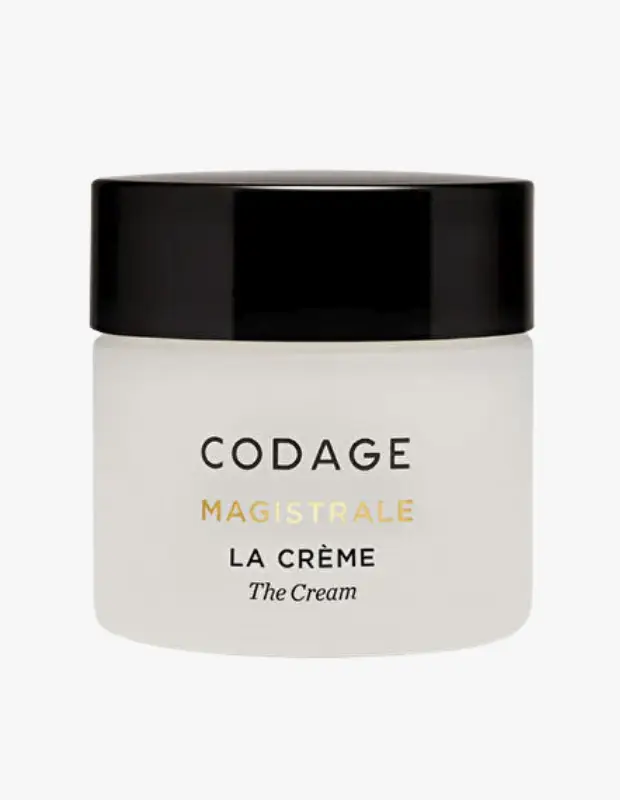 Marka Adı: Codage Paris
Ürün Adı: Codage Paris Magistrale The Cream
Ürün Cinsiyeti: Belirtilmemiş
Ürün Tipi: Yüz Kremi
Ürün Sezonsallığı: Belirtilmemiş
Ürün Çeşidi: Yaşlanma Karşıtı Yüz Kremi
Ürün Özellikleri: Mat beyaz veya buzlu cam görünümlü kavanozda sunulan bu lüks yüz kremi, şık siyah bir kapağa sahiptir. Ambalajında CODAGE markası siyah harflerle, MAGISTRALE serisi altın rengiyle, LA CRÈME ve The Cream ifadeleri ise yine siyah renkte zarifçe yer almaktadır. Kuru ciltlerin yoğun nem ihtiyacını karşılamak ve cilde hapsedilen nemi uzun süre korumak üzere özel olarak formüle edilmiştir. Yaşlanma karşıtı özellikleriyle cilt bariyerini desteklemeyi, daha dolgun, pürüzsüz ve genç bir görünüm sağlamayı hedefler. Cildin derinlemesine beslenmesine yardımcı olan zengin dokusuyla üstün bir bakım deneyimi sunar.
Öne Çıkan Detaylar:
- Lüks segmentte yaşlanma karşıtı ve yoğun nemlendirici yüz kremi
- Kuru ciltler için özel olarak formüle edilmiş, nemi cilde kilitleme özelliği
- Şık buzlu cam veya mat beyaz kavanoz ve siyah kapaklı zarif ürün tasarımı
Kimler Kullanıyor?: Cildinin nem dengesini korumak, yaşlanma belirtilerine karşı etkili bir çözüm aramak ve aynı zamanda lüks bir bakım deneyimi yaşamak isteyenler için tasarlanmıştır. Cilt bariyerini güçlendirmeyi, gerginlik hissini azaltmayı ve daha pürüzsüz bir görünüm elde etmeyi hedefleyen, kaliteli ve etkili ürünleri tercih eden herkes bu özel formülü günlük rutinine dahil edebilir.