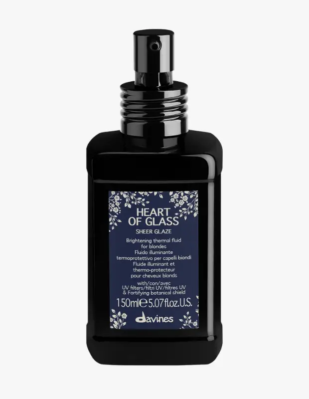 Marka Adı: Davines
Ürün Adı: Davines Unisex Heart of Glass Sheer Glaze
Ürün Cinsiyeti: Unisex
Ürün Tipi: Termal Koruyucu Saç Sıvısı
Ürün Sezonsallığı: Yaz
Ürün Çeşidi: Sarı Saçlar İçin Parlaklık Verici ve Koruyucu Bakım
Ürün Özellikleri: Bu 150 ml hacmindeki Davines Heart of Glass Sheer Glaze, sarı saçlar için özel olarak geliştirilmiş, parlaklık verici bir termal sıvıdır. Koyu renkli, şık tasarımlı spreyli şişesi kolay ve pratik bir uygulama sunar. İçeriğindeki UV filtreleri sayesinde saçı güneşin zararlı ışınlarından korurken, güçlendirici bitkisel kalkan özelliğiyle saç tellerinin dış etkenlere karşı direncini artırır. Saçın nem dengesini korumaya ve özellikle sıcak, tozlu veya güneşli koşullarda parlaklığını muhafaza etmeye yardımcı olur.
Öne Çıkan Detaylar:
- Sarı saçlara özel formülü ile göz alıcı parlaklık ve ışıltı sağlar.
- Saçı hem ısıya hem de zararlı UV ışınlarına karşı etkili bir şekilde korur.
- Güçlendirici bitkisel içeriklerle saç tellerini besler ve çevresel etkenlere karşı koruyucu bir kalkan oluşturur.
Kimler Kullanıyor?: Sarı saçlarının canlılığını ve sağlığını korumayı hedefleyen, aktif yaşam tarzına sahip bireyler bu ürünü tercih ediyor. Seyahat etmeyi seven, özellikle güneşli ve zorlu iklim koşullarında saçlarını güneşin, rüzgarın ve tozun yıpratıcı etkilerinden korumak isteyenler için idealdir. Saç bakım rutinlerinde pratikliği ve yüksek koruyuculuğu bir arada arayan, saçlarının her koşulda parlak ve güçlü görünmesini önemseyen herkes için uygundur.