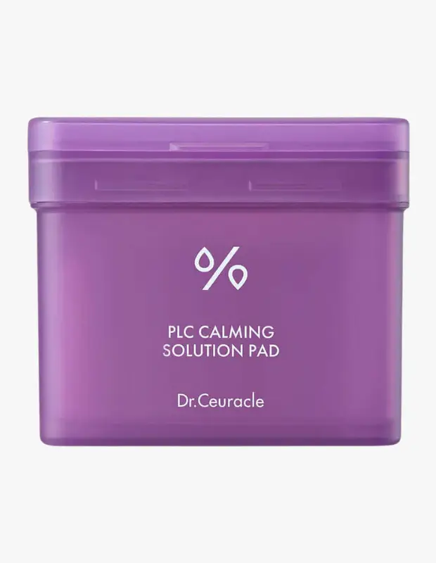 Marka Adı: Dr.Ceuracle
Ürün Adı: Dr.Ceuracle PLC Calming Solution Pad
Ürün Cinsiyeti: Unisex
Ürün Tipi: Tonik Ped
Ürün Sezonsallığı: Yazlık
Ürün Çeşidi: Cilt Bakım Ürünü
Ürün Özellikleri: Bu Dr.Ceuracle PLC Calming Solution Pad, mor renkli, dikdörtgen bir kap içerisinde sunulan, pratik kullanımlı yatıştırıcı tonik pedlerden oluşur. Cildin gün içinde maruz kaldığı güneş, nem ve yüksek sıcaklık gibi dış etkenler sonucu oluşan kızarıklık ve ısı artışını nazikçe dengelemeyi hedefler. Cildi serinletme ve sakinleştirme özelliğiyle öne çıkar. Centella asiatica, yeşil çay veya papatya özleri gibi yatıştırıcı bileşenlerle zenginleştirilmiş formülü sayesinde cilde canlı, taze ve ışıltılı bir görünüm kazandırmaya yardımcı olur. Hafif dokusu sayesinde cilt tarafından kolayca emilir ve ağırlık yapmaz.
Öne Çıkan Detaylar:
- Cildin gün içindeki kızarıklığını ve ısı artışını etkili bir şekilde yatıştırma.
- Pratik ped formatı sayesinde hızlı ve kolay uygulama imkanı.
- Centella asiatica gibi yatıştırıcı bileşenlerle cilde serinlik ve ışıltılı bir görünüm kazandırma.
Kimler Kullanıyor?: Bu ürün, özellikle sıcak havalarda veya günün yoğun temposunda cildinin yorgunluğunu ve kızarıklığını yatıştırmak, aynı zamanda cildine anında serinlik ve ışıltılı bir görünüm kazandırmak isteyen herkes için idealdir. Cilt bakım rutininde pratikliği ve hızlı sonuçları tercih edenler, hafif dokulu ve kolay tolere edilebilen formüller arayanlar, cildinin nem dengesini korurken parlak ve sağlıklı bir duruşa sahip olmak isteyenler bu yatıştırıcı pedleri tercih edebilir.