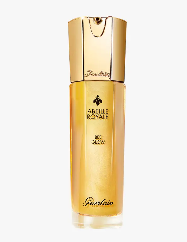 Marka Adı: Guerlain
Ürün Adı: Guerlain Abeille Royale Bee Glow
Ürün Cinsiyeti: Belirtilmemiş
Ürün Tipi: Nemlendirici
Ürün Sezonsallığı: Yaz
Ürün Çeşidi: Işıltılı Nemlendirici
Ürün Özellikleri: Bu Guerlain ürünü, pompası olan uzun, zarif, altın rengi bir şişede sunulmaktadır. İçindeki ışıltılı, altın tonlu sıvı, cilde anında aydınlık ve canlı bir görünüm kazandırmak için tasarlanmıştır. Markanın ikonik arı sembolünü taşıyan Abeille Royale Bee Glow, post bağlamında su bazlı jel nemlendirici olarak tanımlanmıştır. Ciltte ağırlık yapmadan uzun süreli nem sağlarken, cilt bariyerini destekleyerek daha dolgun, pürüzsüz ve ışıl ışıl bir cilt görünümü yaratmaya yardımcı olur.
Öne Çıkan Detaylar:
- Altın tonlu, ışıltılı sıvı içeriği ile cilde anında parlaklık ve aydınlık kazandırma
- Pompası sayesinde kolay ve hijyenik uygulama sağlayan zarif altın ambalaj
- Ağırlık yapmayan, su bazlı formülü ile uzun süreli nemlendirme ve cilt bariyerini destekleme
Kimler Kullanıyor?: Cildinde doğal, canlı ve ışıltılı bir görünüm arayan, özellikle yaz aylarında hafif dokulu ancak yüksek performanslı ürünleri tercih eden herkes bu ürünü kullanabilir. Günlük bakım rutinlerinde cildini nemlendirirken aynı zamanda aydınlık bir bitiş hedefleyen, cilt bariyerini desteklemeye önem veren ve parlak, pürüzsüz bir cilde sahip olmak isteyen kişiler için idealdir.