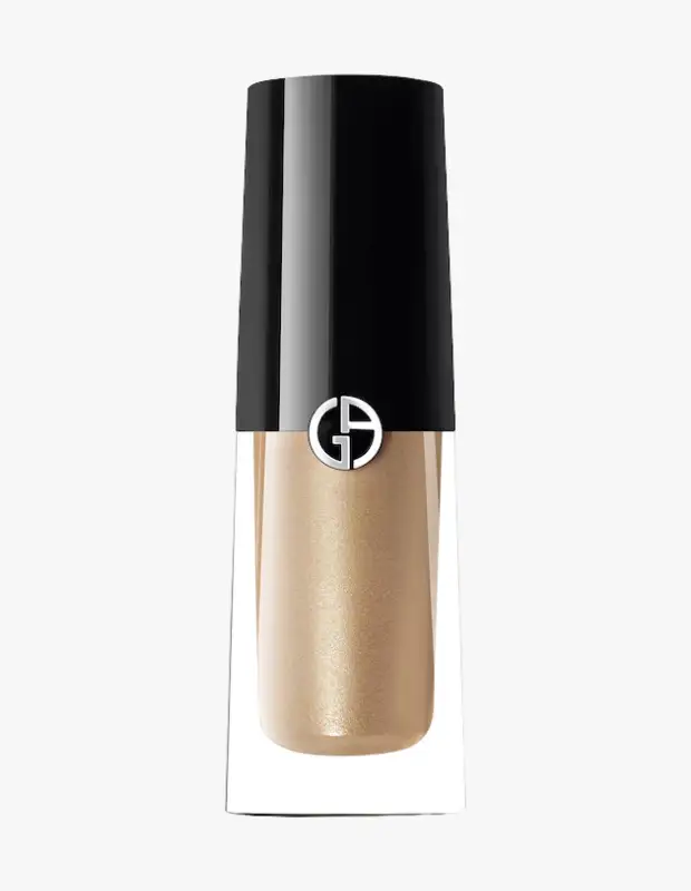 Giorgio Armani likit farın şeffaf cam şişesi ve siyah kapağında yer alan gümüş renkli marka logosuyla, göz alıcı parlak altın rengi dokusunu sergileyen bu ürün, bakışlara ışıltı katmak için ideal bir seçenek sunuyor.