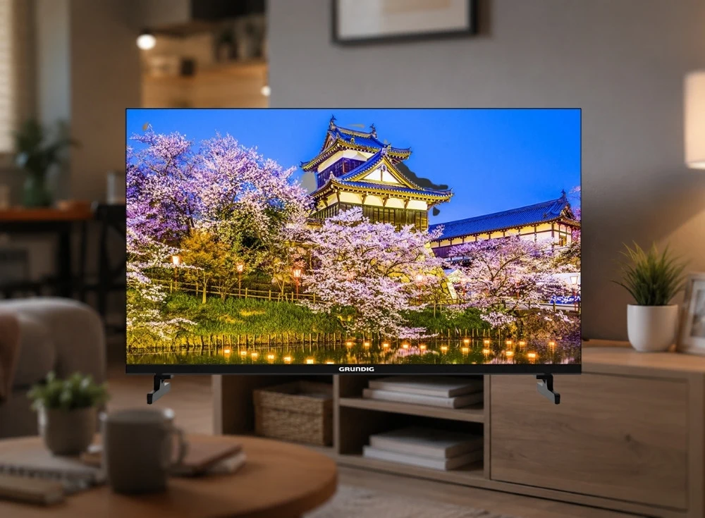 Marka Adı: Grundig
Ürün Adı: Grundig Unisex 32 GKH 6500 32 inç Google TV HDR Wi-Fi HD Ready LED Televizyon
Ürün Cinsiyeti: Unisex
Ürün Tipi: Televizyon
Ürün Sezonsallığı: Belirtilmemiş
Ürün Çeşidi: Smart LED Televizyon
Ürün Özellikleri: Bu Grundig televizyon, modern bir eğlence deneyimi sunan 32 inç HD Ready LED panele sahiptir. Şık ve ince siyah çerçeveli tasarımıyla her türlü yaşam alanına uyum sağlayan ürün, Google TV işletim sistemi sayesinde zengin uygulama desteği sunar. Dahili Chromecast, Wi-Fi bağlantısı, HDR desteği ve dahili uydu alıcısı gibi özelliklerle donatılmıştır, böylece dijital platformlara ve televizyon yayınlarına kolayca erişim imkanı sunar. Sade arayüzü ve kullanıcı dostu yapısı ile kolay bir kullanım sağlarken, yerli üretim avantajı ve yaygın servis ağı ile güvenilir bir seçenektir.
Öne Çıkan Detaylar:
- Geniş uygulama desteği sunan Google TV işletim sistemi ve kullanıcı dostu arayüz
- 32 inç HD Ready LED panel ile net ve canlı görüntüler, HDR desteği
- Dahili Chromecast, Wi-Fi bağlantısı ve dahili uydu alıcısı ile çok yönlü kullanım
Kimler Kullanıyor?: Bu televizyon, kompakt yapısı sayesinde yatak odası, mutfak, öğrenci odası veya karavan gibi küçük ve orta ölçekli yaşam alanlarında modern bir eğlence çözümü arayanlar için idealdir. Dijital platformlardaki dizi, film ve yayınları Google TV deneyimiyle keyifle takip etmek isteyen, kolay kullanılabilir arayüz ve geniş uygulama desteğine önem veren herkes bu ürünü tercih edebilir. Ayrıca yerli üretim ve yaygın servis ağı sayesinde satış sonrası desteğe değer veren kullanıcılar için de güvenilir bir seçenektir.