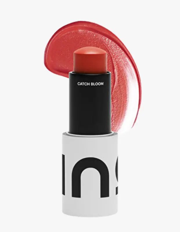 Marka Adı: INO Beauty
Ürün Adı: INO Beauty Daylily SPF30 Stick Ruj Allık
Ürün Cinsiyeti: Belirtilmemiş
Ürün Tipi: Stick Ruj Allık
Ürün Sezonsallığı: Yaz
Ürün Çeşidi: Krem formda, Çok Amaçlı
Ürün Özellikleri: Bu çok amaçlı stick, hem ruj hem de allık olarak kullanılabilen krem formda bir makyaj ürünüdür. Cildi güneşin zararlı etkilerine karşı koruyan SPF30 faktörü içerir. Görseldeki sıcak mercan/şeftali tonu ve üzerinde yazan CATCH BLOOM ibaresiyle doğal ve canlı bir renk sunar. Kolay uygulanan ve ciltle bütünleşen yapısıyla, yaz makyajında sağlıklı bir ışıltı ve yumuşak, doğal bir bitiş sağlar.
Öne Çıkan Detaylar:
- Çok amaçlı stick olarak hem dudaklarda hem de yanaklarda kullanılabilir.
- Cildi güneşten koruyan SPF30 güneş koruma faktörü içerir.
- Doğal, sağlıklı bir bronzluk makyajına uygun, kolay dağılan krem formül.
Kimler Kullanıyor?: Doğal ve ışıltılı bir yaz makyajı görünümünü benimseyen, cildine güneş öpücüğü etkisi katmak isteyenler için idealdir. Hem şehirde hem de tatil kaçamaklarında çabasız, taze ve canlı bir görünüm arayan, makyajında yumuşak geçişleri ve sağlıklı parıltıyı tercih edenler bu ürünü sevecektir. Pratik kullanımıyla her an hazır ve genç bir enerji yansıtan herkesin makyaj çantasına kolayca dahil edebileceği bir üründür.
