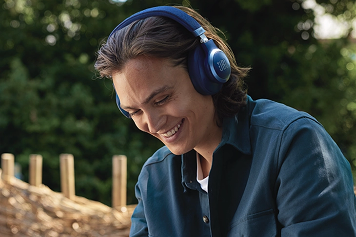 Marka Adı: JBL
Ürün Adı: JBL Live 770NC Kablosuz Kulak Üstü Kulaklık Mavi
Ürün Cinsiyeti: Unisex
Ürün Tipi: Kulak Üstü Kulaklık
Ürün Sezonsallığı: Belirtilmemiş
Ürün Çeşidi: Kablosuz Kulaklık
Ürün Özellikleri: Kumaş kaplı şık kafa bandı ve yumuşak dokulu mat yüzeyiyle lüks bir hissiyat sunan bu kulak üstü kablosuz kulaklık, ergonomik yapısıyla saatlerce boynunuzda veya kulağınızda taşıyabileceğiniz estetik bir aksesuar ve konfor sağlar. JBL Spatial Sound (Uzamsal Ses) teknolojisi sayesinde dinlediğiniz stereo içerikleri etrafınızda dönen sanal bir canlı konsere dönüştürür. Ortamdaki ses değişimini algılayıp kendini buna göre adapte eden Gerçek Uyarlanabilir Aktif Gürültü Engelleme (ANC) teknolojisi ile dış dünyayla aranıza şık bir perde çekerek izole bir dinleme sunar. Bluetooth 5.3 LE Audio desteği ile gelişmiş kablosuz bağlantı imkanları sunar ve 5 dakika hızlı şarj ile 4 saat dinleme süresi sağlayarak toplamda 65 saate kadar pil ömrü sunar.
Öne Çıkan Detaylar:
- JBL Spatial Sound (Uzamsal Ses) teknolojisi
- Gerçek Uyarlanabilir Aktif Gürültü Engelleme (ANC)
- Kumaş kaplı premium kafa bandı ve mat yüzey tasarımı
Kimler Kullanıyor?: Müzik dinlerken kendini canlı bir konserin tam ortasında hissetmek isteyenler, estetiğe önem veren ve günlük yaşamında premium bir hissiyat arayanlar için tasarlandı. Bütçe dostu olmasına rağmen üst segment kalitesinde ses deneyimi ve konfor bekleyen, şık ve kusursuz bir orta-üst segment kulaklık arayışında olan herkes bu modeli tercih edebilir.