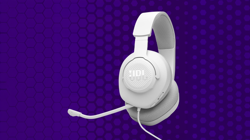 Beyaz JBL Quantum 100M2 oyuncu kulaklığı, sol kulaklığından uzanan esnek mikrofonuyla mor, bal peteği desenli arka plan önünde hafif açılı durarak ürünün ergonomik tasarımını ve oyun deneyimine odaklı yapısını vurguluyor.
