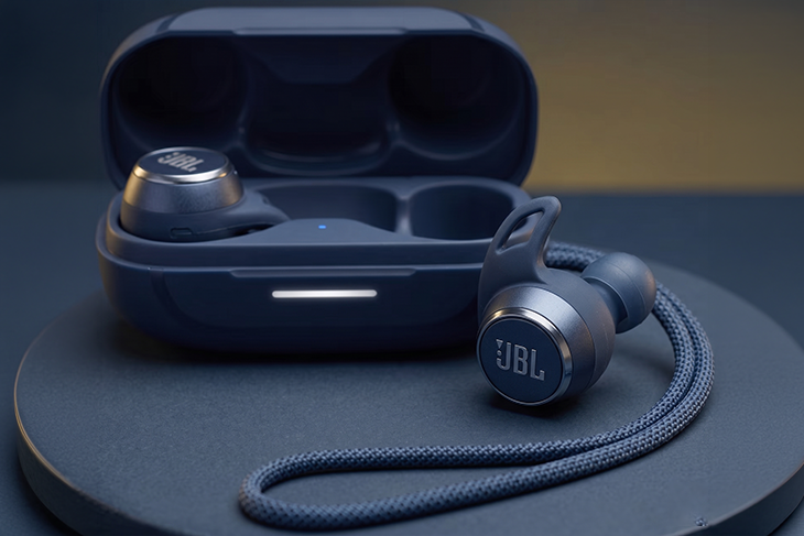 Marka Adı: JBL
Ürün Adı: JBL Reflect Aero TWS
Ürün Cinsiyeti: Unisex
Ürün Tipi: Kulak İçi Kulaklık
Ürün Sezonsallığı: Belirtilmemiş
Ürün Çeşidi: Kablosuz Kulak İçi (TWS)
Ürün Özellikleri: Koyu mavi/gri renkte, modern ve kompakt bir tasarıma sahip olan JBL Reflect Aero TWS kulak içi kulaklıklar, mat plastik gövdesi ve JBL logolu metalik dış yüzeyiyle estetik bir duruş sergiler. Ergonomik Oval Tubes yapısı ve POWERFINS sabitleme kanatçıkları sayesinde aktif yaşam tarzını benimseyen kullanıcılar için spor yaparken dahi güvenli ve konforlu bir tutuş sağlar. Görselde belirgin olarak görülen örgülü ip detayı, kullanım sırasında ekstra güvenlik ve taşıma kolaylığı sunar. IP68 suya ve toza dayanıklılık sertifikası ile zorlu koşullara meydan okurken, rüzgar gürültüsünü başarıyla filtreleyen 6 mikrofonlu sistemi net telefon görüşmeleri vadediyor. Gerçek Uyarlanabilir Aktif Gürültü Engelleme (ANC) teknolojisi ile dış dünyadan izole bir ses deneyimi sunar ve şarj kutusuyla birlikte toplam 24 saate kadar pil ömrü sağlar.
Öne Çıkan Detaylar:
- POWERFINS sabitleme kanatçıkları ile güvenli ve rahat tutuş
- IP68 suya ve toza tam dayanıklılık
- Gerçek Uyarlanabilir Aktif Gürültü Engelleme (ANC)
Kimler Kullanıyor?: Bu kulaklık, aktif bir yaşam tarzını benimseyen ancak spor ekipmanlarında estetikten ve zarif bir görünümden ödün vermek istemeyen kişiler için tasarlanmıştır. Koşu, bisiklet gibi spor aktiviteleri sırasında kulaklıkların yerinden oynamamasını önemseyen, suya ve toza dayanıklılık arayan, aynı zamanda kompakt ve şık bir tasarıma sahip, neredeyse görünmez bir spor kulaklığı tercih eden herkes bu ürünü rahatlıkla kullanabilir.