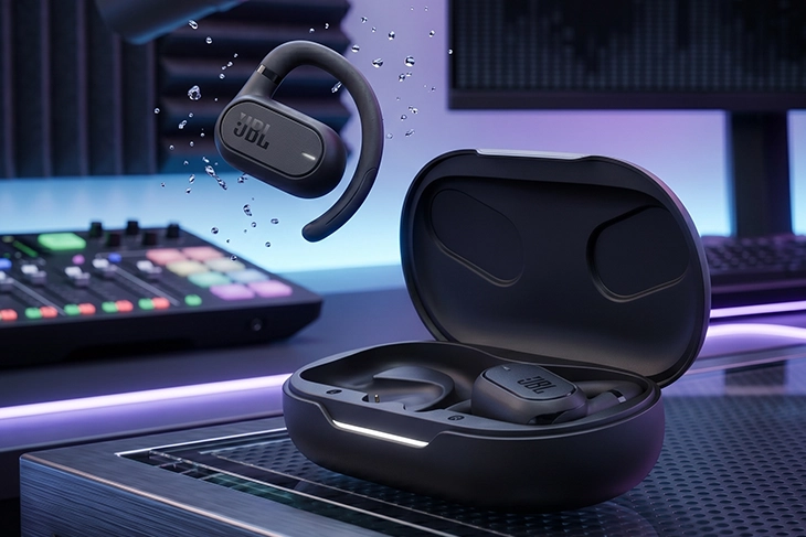 Marka Adı: JBL
Ürün Adı: JBL Unisex Soundgear Sense
Ürün Cinsiyeti: Unisex
Ürün Tipi: Açık Kulak Kablosuz Kulaklık
Ürün Sezonsallığı: Belirtilmemiş
Ürün Çeşidi: Kancalı Açık Kulak İçi Kulaklık
Ürün Özellikleri: JBL Soundgear Sense, kulak kanalını kapatmayan kancalı yapısı sayesinde sesi hava ile ileten yenilikçi bir açık kulak (open-ear) tasarıma sahip kablosuz kulaklıktır. Bu özel JBL OpenSound Hava İletim Teknolojisi, uzun süreli ofis kullanımlarında veya sokak yürüyüşlerinde kulak yorgunluğunu tamamen ortadan kaldırırken, 16.2mm gibi devasa sürücüleri sayesinde açık tasarımlı kulaklıkların bas yetersizliği sorununu gidererek oldukça doyurucu bir müzik deneyimi sunar. Ürün, kutusundan çıkan tak-çıkar ense bandı ile ekstra güvenli bir kullanım imkanı sunarken, IP54 su sıçramalarına dayanıklılığı ve 24 saate kadar toplam pil ömrü ile gün boyu kesintisiz deneyim vadediyor.
Öne Çıkan Detaylar:
- JBL OpenSound Hava İletim Teknolojisi
- Açık Tasarımlı (Open-Ear) kancalı yapı
- 16.2mm ekstra geniş sürücüler
Kimler Kullanıyor?: Günlük yaşantısında çevresiyle bağını koparmak istemeyen, bütün gün çalışırken ofis arkadaşlarıyla iletişimini sürdüren veya sokakta yürürken trafiğin sesini güvenle duymaya devam eden, yenilikçi ve konfor odaklı teknoloji severler bu ürünü tercih etmektedir.