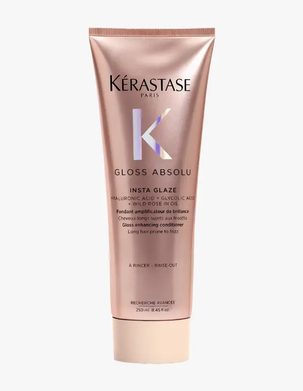 Marka Adı: Kerastase
Ürün Adı: Kerastase Gloss Absolu Insta Glaze
Ürün Cinsiyeti: Belirtilmemiş
Ürün Tipi: Saç Kremi
Ürün Sezonsallığı: Belirtilmemiş
Ürün Çeşidi: Durulanabilir Parlaklık Veren Saç Bakım Kremi
Ürün Özellikleri: Bu Kerastase ürünü, markanın gelişmiş araştırma serisinden, uzun ve elektriklenmeye yatkın saçlar için özel olarak formüle edilmiş, parlaklık artırıcı durulanabilir bir saç kremidir. Hyaluronik Asit, Glikolik Asit ve Yabani Gül Yağı içeren zengin bir formüle sahiptir. Şık, metalik bronz/pembe renkte bir tüp ambalajda sunulur ve 250 ml / 8.45 fl oz hacme sahiptir, saçlara pürüzsüz ve ışıltılı bir görünüm kazandırmayı hedefler.
Öne Çıkan Detaylar:
- Hyaluronik Asit, Glikolik Asit ve Yabani Gül Yağı içeren özel formül.
- Uzun ve elektriklenmeye yatkın saçlar için yoğun parlaklık ve pürüzsüzlük etkisi.
- Duş rutinine kolayca dahil edilebilen, durulanabilir saç bakım kremi.
Kimler Kullanıyor?: Saçlarında göz alıcı bir parlaklık ve pürüzsüz bir dokunuş arayan, özellikle uzun ve elektriklenmeye meyilli saçlara sahip bireyler bu ürünü tercih edebilir. Saçlarının ışığı mükemmel yansıtarak 'glass hair' etkisi yaratmasını arzulayan, günlük saç bakım rutinlerine lüks ve etkili bir dokunuş katmak isteyen herkes için uygundur.
