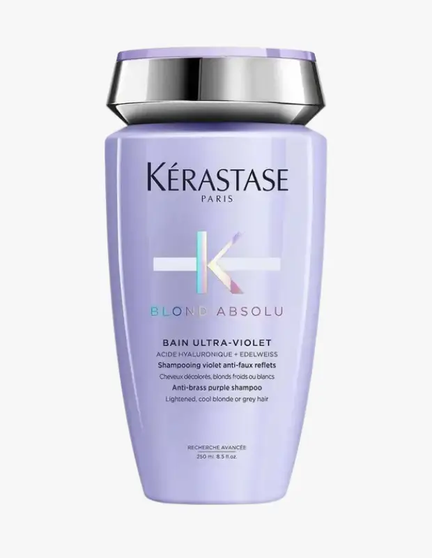 Kérastase markasının Blond Absolu Bain Ultra-Violet serisinden, parlatılmış gümüş kapaklı ve dikkat çekici mor renkteki 250 ml'lik şişesiyle öne çıkan bu mor şampuan, özellikle açık renkli saçlardaki istenmeyen sıcak yansımaları nötralize etmek amacıyla formüle edilmiş bir ürün olarak beyaz fon üzerinde gösteriliyor.