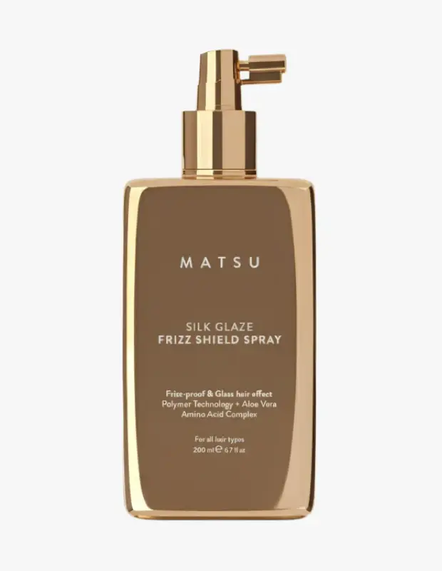 Marka Adı: MATSU
Ürün Adı: MATSU Silk Glaze Anti-Frizz Saç Spreyi
Ürün Cinsiyeti: Unisex
Ürün Tipi: Saç Spreyi
Ürün Sezonsallığı: Belirtilmemiş
Ürün Çeşidi: Isı Koruyucu, Elektriklenme Karşıtı Saç Spreyi
Ürün Özellikleri: Altın rengi şık, dikdörtgen bir şişede sunulan bu saç spreyi, elektriklenmeyi önleyerek pürüzsüz ve ayna gibi parlak saçlar için özel olarak formüle edilmiştir. Gelişmiş Polimer Teknolojisi, Aloe Vera ve Amino Asit Kompleksi içeren yapısıyla saçı ısıya karşı korurken ipeksi bir dokunuş sağlar ve cam parlaklığı etkisi yaratır. Tüm saç tipleri için uygun olan ürün, 200 ml hacmindedir.
Öne Çıkan Detaylar:
- Elektriklenmeyi önleyici özelliği sayesinde pürüzsüz saçlar sağlar.
- Saça cam gibi ultra parlak ve ışıltılı bir görünüm kazandırır.
- Gelişmiş Polimer Teknolojisi, Aloe Vera ve Amino Asit Kompleksi ile zenginleştirilmiştir.
Kimler Kullanıyor?: Saçlarında elektriklenme problemi yaşayan, ısı şekillendiricileri sık kullanan ve saçlarının her zaman pürüzsüz, bakımlı ve ayna gibi parlak görünmesini isteyen kişiler için idealdir. Modern saç trendlerini takip eden, sağlıklı ve göz alıcı saçlara sahip olmayı önemseyen herkes bu ürünü günlük rutinine dahil edebilir.