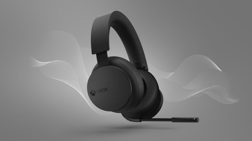 Siyah renkte, boom mikrofonu uzatılmış, hafifçe havada duran bir Xbox Kablosuz Kulaklık, gri tonlu arka planda ses dalgalarını çağrıştıran beyaz noktalı desenlerle çevrili olarak gösteriliyor ve oyun deneyimi için önemli bir aksesuar olduğunu vurguluyor.