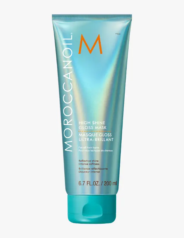 Marka Adı: Moroccanoil
Ürün Adı: Moroccanoil Unisex Ultra Parlaklık Maskesi
Ürün Cinsiyeti: Unisex
Ürün Tipi: Saç Maskesi
Ürün Sezonsallığı: Belirtilmemiş
Ürün Çeşidi: Ultra Parlaklık Veren Saç Bakım Maskesi
Ürün Özellikleri: Moroccanoil Ultra Parlaklık Maskesi, tüm saç tipleri için özel olarak tasarlanmış, saça yansıtıcı parlaklık ve yoğun yumuşaklık sağlayan zengin bir bakım maskesidir. Holografik ve ışıltılı tasarıma sahip 200 ml'lik tüp ambalajında sunulan bu maske, saçın yüzeyini pürüzsüzleştirerek ışığı ayna gibi kusursuzca yansıtmasını destekler ve adeta cam saç görünümü yaratılmasına yardımcı olur. Saçları derinlemesine beslerken canlı, parlak ve ipeksi bir his bırakır.
Öne Çıkan Detaylar:
- Saça yansıtıcı parlaklık ve ayna etkisi kazandırır
- Yoğun yumuşaklık ve pürüzsüz bir doku sağlar
- Tüm saç tiplerinin kullanımına uygundur
Kimler Kullanıyor?: Saçlarında donukluk ve cansızlık hisseden, ışıltılı ve canlı bir görünüm arayan herkes bu maskeyi tercih edebilir. Özellikle sosyal medyanın yükselen glass hair trendini yakalamak isteyen, saçlarının ışığı mükemmel yansıtmasını ve ipeksi bir dokuya sahip olmasını önemseyen kişiler için idealdir. Parlak, bakımlı ve göz alıcı saçlara sahip olmak isteyenler, bu ürünle rutinlerine lüks bir dokunuş katabilir.