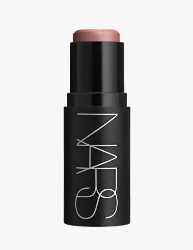 Marka Adı: Nars
Ürün Adı: Nars The Multiple Orgasm Crave Allık
Ürün Cinsiyeti: Kadın
Ürün Tipi: Allık
Ürün Sezonsallığı: Yazlık
Ürün Çeşidi: Krem Stick Allık
Ürün Özellikleri: Nars The Multiple Orgasm Crave Allık, pratik stick formunda, cilde doğal ve sağlıklı bir ışıltı veren krem yapılı bir makyaj ürünüdür. Şeftali-pembe alt tonları ve ince parıltılar içeren formülü sayesinde yüze güneşten öpülmüş, taze bir bronzluk katarken, kolay dağılabilen dokusuyla çabasız bir uygulama sunar. Minimalist siyah ambalajı ve belirgin Nars logosu ile modern ve şık bir duruş sergiler.
Öne Çıkan Detaylar:
- Pratik stick formatıyla kolay ve hızlı uygulama sağlar.
- Cilde doğal, şeftali-pembe tonlarında sağlıklı bir ışıltı veren krem formüle sahiptir.
- Çok yönlü kullanımı sayesinde yanaklarda ve göz altlarında taze bir görünüm yaratır.
Kimler Kullanıyor?: Bu ürün, yüzüne doğal bir güneş öpücüğü etkisi katmak, sağlıklı ve taze bir ışıltıyla parlamak isteyenler için idealdir. Makyaj rutinine pratik ve çabasız bir canlılık katmayı seven, yazın enerjisini tenine taşımak isteyenler bu krem allığı rahatlıkla tercih edebilir. Hafif grunge ve genç ruhlu bir görünümü benimseyenler, kolay uygulanabilir bu formülle doğal ve sıcak bir bitiş elde edebilir.