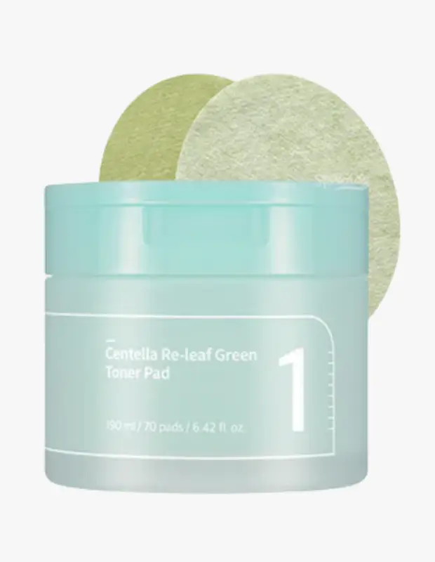 Marka Adı: Numbuzin
Ürün Adı: Numbuzin No.1 Centella Re-leaf Green Toner Pad
Ürün Cinsiyeti: Belirtilmemiş
Ürün Tipi: Tonik Ped
Ürün Sezonsallığı: Yazlık
Ürün Çeşidi: Yatıştırıcı Cilt Bakım Pedi
Ürün Özellikleri: Nane yeşili rengindeki kapaklı kavanozda sunulan bu ürün, 190 ml tonik solüsyonla zenginleştirilmiş 70 adet pratik kullanımlı ped içerir. Centella asiatica gibi yatıştırıcı yeşil içeriklerle formüle edilmiştir. Cildi anında serinletme, kızarıklığı ve hassasiyeti giderme özelliğine sahip olan bu pedler, aynı zamanda cilde nem ve doğal bir ışıltı kazandırmayı hedefler. Görselde görünen pedlerin dokulu yapısı, cilde nazik bir uygulama imkanı sunarak ürünün etkinliğini artırır.
Öne Çıkan Detaylar:
- Centella asiatica içeren, cildi yatıştırmaya odaklı zengin formül.
- Sıcak ve stresli ciltte anında serinletici ve sakinleştirici etki.
- Kolay ve hijyenik uygulama için 70 adet önceden emdirilmiş dokulu ped.
Kimler Kullanıyor?: Cildinin günlük stres faktörleri, güneş ve çevresel etkenler nedeniyle hassaslaşan, kızaran veya ısısı yükselen herkes bu ürünü rahatlıkla kullanabilir. Özellikle yaz aylarında cildinde ferahlık ve yatışma arayan, donuk görünümü gidererek canlı ve ışıltılı bir cilt görünümü elde etmek isteyenler için tasarlanmıştır. Pratik ve etkili bir bakım adımıyla cildine destek olmak isteyen her cilt tipinden birey, bu tonik pedleri rutinlerine dahil edebilir.