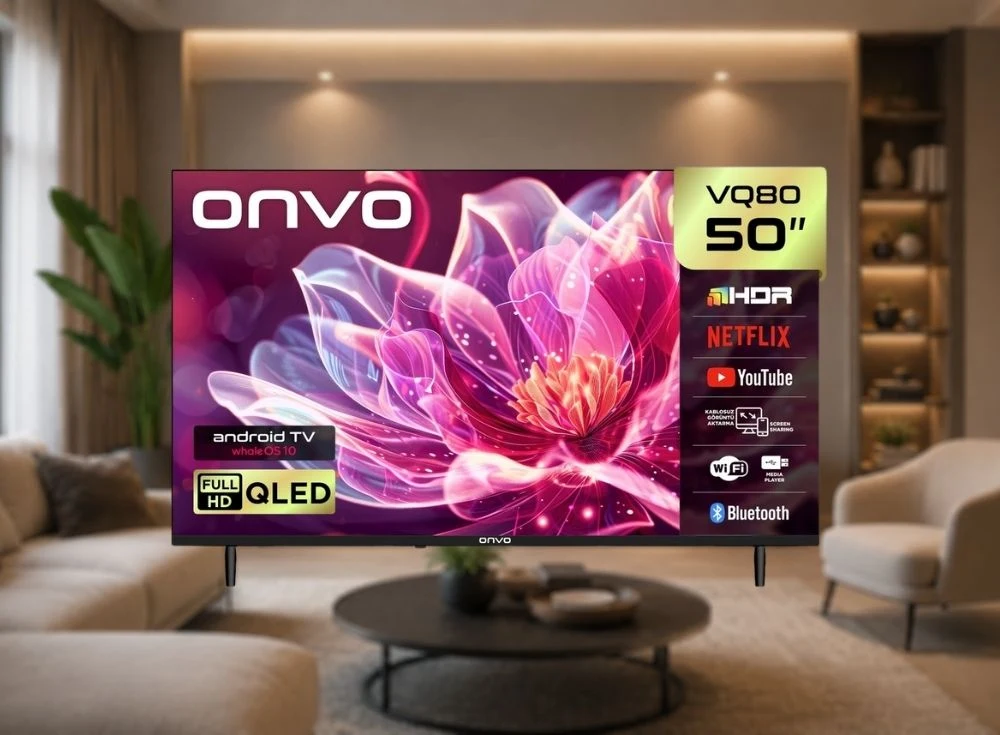 ONVO markalı, koyu çerçeveli 50 inç Smart TV, modern bir salon veya oturma odası ortamında, ekranında canlı mor-pembe bir çiçek görseli ve Android TV, FULL HD, QLED, HDR, Netflix, YouTube gibi özellik simgeleriyle sergileniyor.
