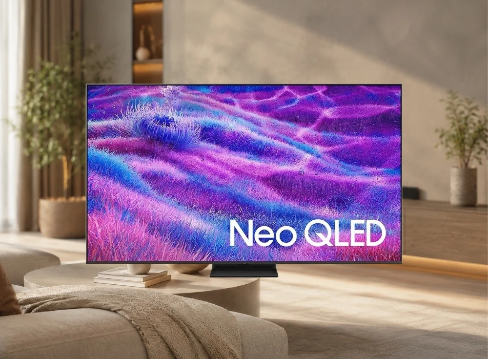 Marka Adı: Samsung
Ürün Adı: Samsung 55QN80F 55 İnç Neo QLED 144 Hz HDR10+ Akıllı Televizyon
Ürün Cinsiyeti: Belirtilmemiş
Ürün Tipi: Televizyon
Ürün Sezonsallığı: Belirtilmemiş
Ürün Çeşidi: Neo QLED Akıllı Televizyon
Ürün Özellikleri: Bu Samsung Neo QLED televizyon, ince çerçeveli ve modern tasarıma sahip 55 inç Quantum Mini LED panel ile üst düzey görüntü kalitesi sunar. Mini LED teknolojisi sayesinde yüksek parlaklık ve güçlü kontrast seviyeleri elde edilir. 144Hz yenileme hızı ve HDR10+ Advanced desteği, akıcı hareketler ve zengin renk detayları sağlayarak özellikle oyun ve aksiyon dolu içeriklerde etkileyici bir deneyim sunar. Tizen Smart TV işletim sistemi ve Gaming Hub entegrasyonu ile akıllı özelliklere ve gelişmiş oyun performansına sahiptir. Minimalist merkezi standı ile yaşam alanlarına şık bir şekilde uyum sağlar.
Öne Çıkan Detaylar:
- Gelişmiş kontrast ve parlaklık sunan Quantum Mini LED destekli 55 inç Neo QLED panel
- Akıcı oyun deneyimi ve hızlı aksiyon sahneleri için 144Hz yüksek yenileme hızı
- Geniş uygulama ekosistemi ve akıllı özellikler sunan Tizen Smart TV ile Gaming Hub
Kimler Kullanıyor?: Modern yaşam alanları için şık ve güçlü bir televizyon deneyimi arayan, film, dizi, spor yayınları ve özellikle oyun içeriklerini üst düzey görüntü kalitesi ve akıcılıkla deneyimlemek isteyen kullanıcılar bu ürünü tercih edebilir. Akıllı TV özellikleriyle kesintisiz bir eğlence platformu arayan ve teknolojiye önem veren herkes için ideal bir seçenektir.