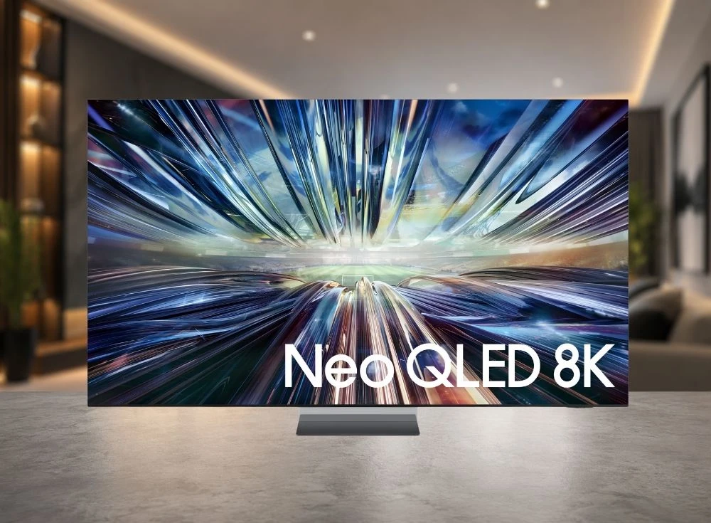 Marka Adı: Samsung
Ürün Adı: Samsung 85QN900D 85 İnç 8K Neo QLED Televizyon
Ürün Cinsiyeti: Belirtilmemiş
Ürün Tipi: Televizyon
Ürün Sezonsallığı: Belirtilmemiş
Ürün Çeşidi: 8K Neo QLED Akıllı Televizyon
Ürün Özellikleri: Samsung'un 8K Neo QLED serisinin prestijli bir üyesi olan bu 85 inç televizyon, Quantum Mini LED aydınlatma teknolojisi sayesinde olağanüstü parlaklık ve güçlü kontrast sunar. Görüntüde netliği ve derinliği artıran Neo Quantum HDR 8K desteğiyle zengin renkler ve detaylar sağlarken, yapay zeka destekli görüntü iyileştirme teknolojileri sayesinde düşük çözünürlüklü içerikleri bile 8K'ya yakın kalitede izleme imkanı sunar. İnce çerçeveli Infinity tasarımıyla modern yaşam alanlarına estetik bir dokunuş katarken, 144Hz yenileme hızı sayesinde spor yayınları ve oyunlar gibi dinamik içeriklerde akıcı ve kesintisiz bir deneyim yaşatır. Tizen işletim sistemi, kullanıcı dostu arayüzü ve geniş uygulama desteği ile akıllı televizyon deneyimini en üst seviyeye taşır.
Öne Çıkan Detaylar:
- Neo QLED panel teknolojisi ve gerçek 8K UHD çözünürlük ile olağanüstü görüntü kalitesi
- Quantum Mini LED aydınlatma ve Neo Quantum HDR 8K ile yüksek parlaklık ve güçlü kontrast
- İnce çerçeveli Infinity tasarım ve 144Hz yenileme hızıyla akıcı ve estetik bir izleme deneyimi
Kimler Kullanıyor?: Ev sineması deneyimini en üst seviyeye taşımak isteyen, teknolojiye ve yeniliklere açık, görüntü kalitesinden ödün vermeyen ve bütçe sınırlaması olmayan kişiler bu televizyonu tercih edebilir. Özellikle filmleri, spor yayınlarını ve oyunları olabilecek en yüksek çözünürlükte, detay zenginliğinde ve akıcılıkta deneyimlemek isteyenler için vazgeçilmez bir seçenektir. Modern ve şık bir tasarıma sahip, akıllı özelliklerle zenginleştirilmiş büyük ekran bir televizyon arayan herkesin beklentilerini fazlasıyla karşılar.