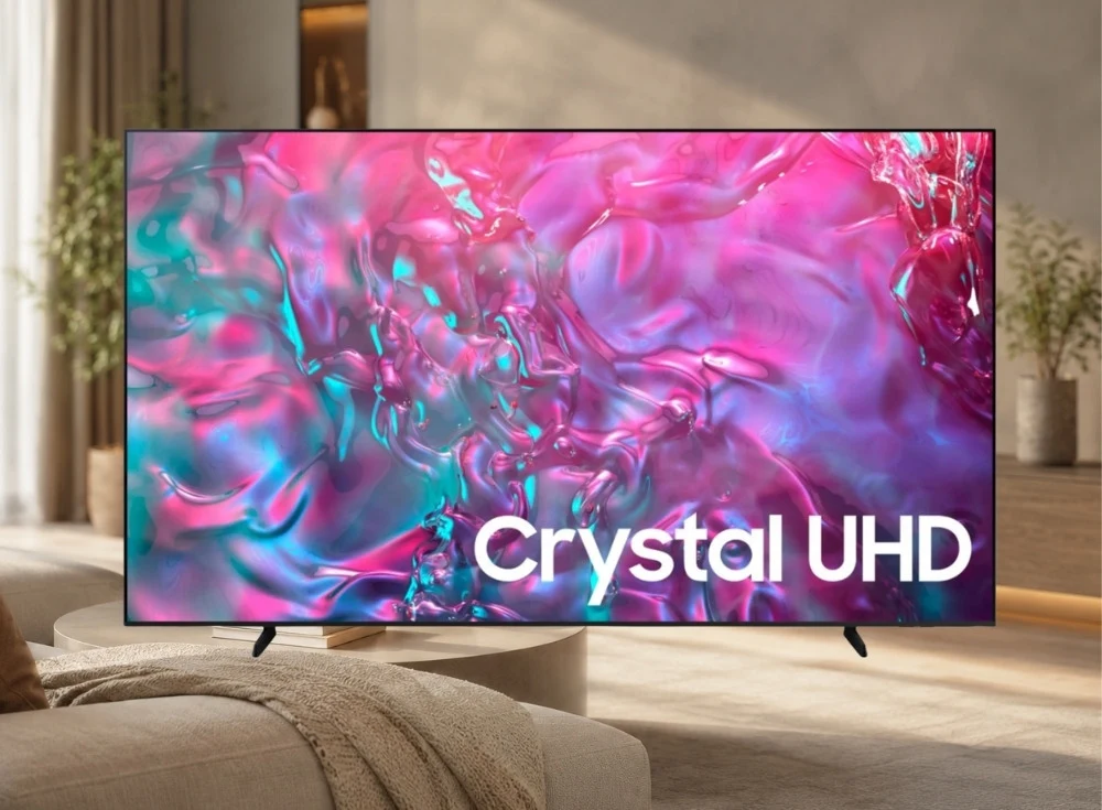 Marka Adı: Samsung
Ürün Adı: Samsung 98DU9000 98 İnç Crystal UHD Akıllı Televizyon
Ürün Cinsiyeti: Belirtilmemiş
Ürün Tipi: Akıllı Televizyon
Ürün Sezonsallığı: Belirtilmemiş
Ürün Çeşidi: Crystal UHD 4K Televizyon
Ürün Özellikleri: Bu Samsung televizyon, ince çerçeveli AirSlim tasarımıyla modern yaşam alanlarına şık bir şekilde entegre olur. 98 inç Crystal UHD paneli, Crystal Processor 4K işlemcisi sayesinde düşük çözünürlüklü içerikleri dahi optimize ederek çarpıcı 4K Ultra HD çözünürlük ve canlı renkler sunar. HDR desteği ile daha geniş bir parlaklık ve kontrast aralığı sağlarken, Tizen Smart TV işletim sistemi popüler uygulamalara kolay erişim imkanı sunar. Güvenliği Samsung Knox Security ile sağlanmış olup, dahili uydu alıcısı sayesinde ek ekipman ihtiyacını ortadan kaldırır.
Öne Çıkan Detaylar:
- 98 İnç Dev Crystal UHD Ekran
- AirSlim İnce ve Şık Tasarım
- Crystal Processor 4K ve HDR Desteği
Kimler Kullanıyor?: Evinde gerçek bir sinema atmosferi yaratmak isteyenler, geniş ve ferah yaşam alanlarına sahip olanlar, en sevdikleri film, dizi ve spor yayınlarını büyüleyici bir ekranda deneyimlemek isteyen kullanıcılar için idealdir. Modern tasarımları ve akıllı özellikleriyle yaşam alanına değer katan, teknoloji ve eğlenceyi bir arada arayan herkes bu televizyonu tercih edebilir.