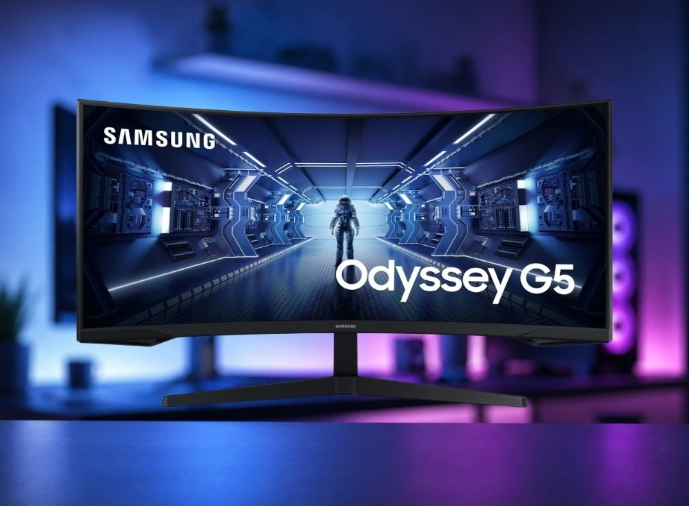 Marka Adı: Samsung
Ürün Adı: Samsung Odyssey G5 LC34G55TWWRXUF Kavisli Oyun Monitörü
Ürün Cinsiyeti: Unisex
Ürün Tipi: Oyun Monitörü
Ürün Sezonsallığı: Belirtilmemiş
Ürün Çeşidi: Curved Ultrawide Monitör
Ürün Özellikleri: Görselde, siyah renkte, ince çerçeveli ve geniş, kavisli bir monitör görünmektedir. Monitörün sade ve modern bir tasarıma sahip olduğu, üçgen formda iki ayaklı bir stand üzerinde durduğu görülmektedir. Ekranında bir astronot figürü ve futuristik bir ortam bulunmaktadır. Bu Samsung Odyssey G5 modeli, 34 inç ultra geniş VA paneli, 1000R gibi iddialı bir kavis değeriyle kullanıcısına sürükleyici bir görsel deneyim sunar. UWQHD (3440 x 1440) çözünürlüğü, 165Hz yenileme hızı ve 1 ms tepki süresi ile akıcı ve keskin görüntüler vaat ederken, FreeSync Premium teknolojisi sayesinde ekran yırtılmalarını minimize ederek oyun performansını artırır.
Öne Çıkan Detaylar:
- 34 inç ultra geniş ekran yapısı ve yoğun 1000R kavis ile sürükleyici bir görsel deneyim sunar.
- UWQHD (3440 x 1440) çözünürlük, 165Hz yenileme hızı ve 1 ms tepki süresi ile akıcı ve keskin görüntüler sağlar.
- AMD FreeSync Premium desteği ile ekran yırtılmalarını önler ve geniş çalışma alanıyla çoklu görevlere imkan tanır.
Kimler Kullanıyor?: Bu monitör, özellikle simülasyon, yarış ve açık dünya oyunlarında kendini ekranın bir parçası gibi hissetmek isteyen oyuncuları hedefler. Aynı zamanda, geniş ultrawide ekranının sunduğu çalışma alanından faydalanarak çoklu görevleri verimli bir şekilde yönetmek isteyen profesyoneller, tasarımcılar ve içerik üreticileri için de ideal bir çözüm sunar. Yüksek performans ve sürükleyiciliği bir arada arayan herkesin beklentilerini karşılayacak niteliktedir.