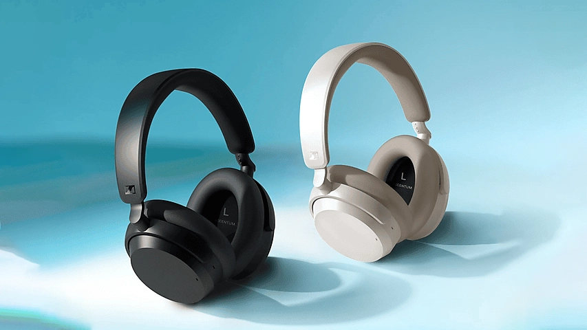 Açık mavi bir zeminde yan yana duran, siyah ve bej renklerdeki şık Sennheiser ACCENTUM Wireless kulaklık modelleri, markanın ulaşılabilir lüks ve stüdyo kalitesindeki ses mirasından ilham alarak günlük yaşama konforlu kablosuz bir deneyim sunuyor.
