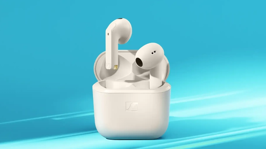 Canlı mavi bir arka plan önünde, kapağı açık beyaz şarj kutusunda duran ve modern, minimalist tasarımıyla dikkat çeken Sennheiser Accentum Open True Wireless kulaklıklar, kullanıma hazır bir şekilde sergileniyor.