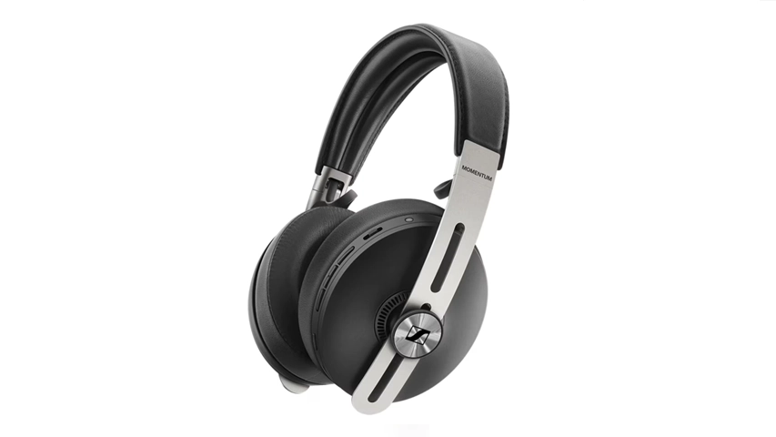 Beyaz bir arka plan üzerinde, siyah renkli pedli kafa bandı ve yumuşak kulak yastıkları ile parlak gümüş renkli metal askılara sahip, bu askı bölümünde MOMENTUM yazısı ve earcup üzerinde Sennheiser logosu bulunan, modern tasarımlı kablosuz Sennheiser Momentum 3 Wireless kulaklık.