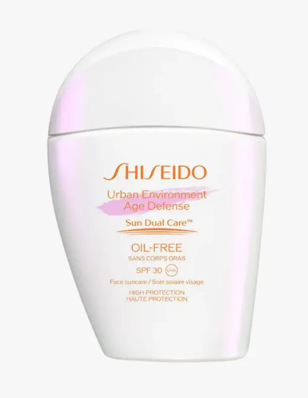 Marka Adı: Shiseido
Ürün Adı: Shiseido Urban Environment Age Defense Sun Dual Care
Ürün Cinsiyeti: Unisex
Ürün Tipi: Yüz Güneş Kremi
Ürün Sezonsallığı: Yaz
Ürün Çeşidi: Yağsız, Yüksek Korumalı, Yaşlanma Karşıtı Yüz Güneş Kremi
Ürün Özellikleri: Shiseido Urban Environment Age Defense Sun Dual Care, SPF 30 (UVA) faktörüyle yüksek güneş koruması sağlayan, özellikle yüz için tasarlanmış yağsız bir formüle sahiptir. Cildi UV ışınlarının zararlı etkilerine karşı korurken, aynı zamanda çevresel faktörlere ve yaşlanma belirtilerine karşı savunma sunar. Cilde ışıltılı, pürüzsüz ve hafif bir dokunuşla cam cilt efekti veren bitişiyle, gün boyu konforlu bir kullanım vadeder. İçeriğindeki Sun Dual Care teknolojisi sayesinde güneşi cilt bakımı faydalarına dönüştürmeye yardımcı olur.
Öne Çıkan Detaylar:
- SPF 30 (UVA) faktörü ile yüksek ve geniş spektrumlu güneş koruması.
- Yağsız (Oil-Free) formülü sayesinde ciltte ağırlık yapmaz, yapışkan his bırakmaz.
- Urban Environment Age Defense ve Sun Dual Care teknolojisi ile yaşlanma belirtilerine karşı savunma ve güneş enerjisini bakıma dönüştürme özelliği.
Kimler Kullanıyor?: Cildini güneşin zararlı etkilerine karşı yüksek faktörlü bir koruma ile savunurken, aynı zamanda çevresel yaşlanma belirtilerine karşı önlem almak isteyen herkes bu ürünü rahatlıkla kullanabilir. Özellikle yağsız ve hafif dokulu ürünleri tercih eden, cildine aydınlık ve pürüzsüz bir bitiş kazandırmayı hedefleyen, gün boyu taze ve ışıltılı bir görünüm arayışında olan bireyler için uygundur.