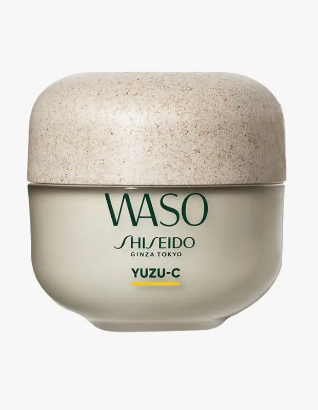 Marka Adı: Shiseido Waso
Ürün Adı: Shiseido Waso Unisex Yuzu-C Güzellik Uyku Maskesi
Ürün Cinsiyeti: Unisex
Ürün Tipi: Uyku Maskesi
Ürün Sezonsallığı: Yaz
Ürün Çeşidi: C Vitamini ve Yuzu Özlü
Ürün Özellikleri: Bu ürün, krem rengi gövdesi ve bej, benekli dokuya sahip, yuvarlak hatlı kapağıyla doğal ve modern bir tasarıma sahiptir. WASO markası belirgin bir şekilde ürünün ön yüzünde yer alırken, altında SHISEIDO GINZA TOKYO ibaresi bulunur. Ürünün formülü, C vitamini ve Yuzu özleri ile zenginleştirilmiş olup, gece boyunca cildin yenilenmesini destekler. Sabahları daha aydınlık, canlı ve dinlenmiş bir cilt görünümü sunmayı hedeflerken, donukluk ve ton eşitsizlikleri üzerinde etkilidir.
Öne Çıkan Detaylar:
- Cildin doğal ışıltısını ortaya çıkaran C vitamini ve Yuzu içeriği
- Gece boyunca cildi derinlemesine besleyerek yenilenmesini sağlayan uyku maskesi formülü
- Sabahları canlı, aydınlık ve eşit tonda bir cilt görünümü vadeder
Kimler Kullanıyor?: Bu ürün, yoğun tempoya rağmen cildine özen göstermek isteyen, sabahları taze ve ışıltılı bir başlangıç arayan herkes için tasarlanmıştır. Cilt tonu eşitsizlikleri, yorgunluk ve donukluk gibi sorunlarla mücadele eden, özellikle gece bakım rutinlerine C vitamini ve doğal özlerle zenginleştirilmiş ürünleri dahil etmeyi tercih eden kişiler bu maskeyi beğenerek kullanabilir.