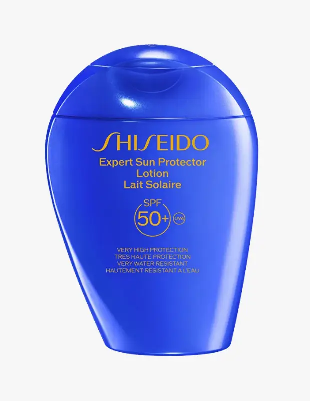 Marka Adı: Shiseido
Ürün Adı: Shiseido Erkek Expert Sun Protector SPF50+ Güneş Losyonu
Ürün Cinsiyeti: Erkek
Ürün Tipi: Güneş Losyonu
Ürün Sezonsallığı: Tüm Sezonlar
Ürün Çeşidi: Suya ve Tere Dayanıklı Güneş Losyonu
Ürün Özellikleri: Shiseido markasının ikonik mavi ambalajında sunulan bu Expert Sun Protector SPF50+ güneş losyonu, cilt için çok yüksek düzeyde UVA ve UVB koruması sağlar. Özel formülü, ısı ve suyla temas ettikçe koruyucu etkisini güçlendirerek suya ve tere karşı son derece dayanıklı bir yapı sunar. Göz yakmayan ve akmayan yapısıyla rahat bir kullanım vadederken, yoğun fiziksel aktiviteler sırasında bile cildin güneşin zararlı etkilerinden etkin bir şekilde korunmasına yardımcı olur. Ergonomik şişe tasarımı ve canlı mavi rengiyle hem estetik hem de fonksiyonel bir üründür.
Öne Çıkan Detaylar:
- SPF 50+ ve UVA ile çok yüksek güneş koruması
- Isı ve suyla temas ettikçe güçlenen, suya ve tere çok dayanıklı formül
- Göz yakmayan ve akmayan rahat kullanım
Kimler Kullanıyor?: Aktif bir yaşam tarzını benimseyen, açık havada spor yapan veya sık sık su ve terle temas eden bireyler için idealdir. Koşu, yüzme, tenis gibi outdoor aktiviteler sırasında yüksek koruma arayan, güneş kreminin göz yakmasından veya akmasından rahatsız olan herkesin tercih edebileceği bir üründür. Cilt tipine bakılmaksızın, yoğun hareketlilik anlarında bile cildinin güneşin zararlı ışınlarından tam anlamıyla korunmasını önemseyen ve rahat bir uygulama deneyimi arayan kişiler bu ürünü günlük rutinlerine dahil edebilirler.