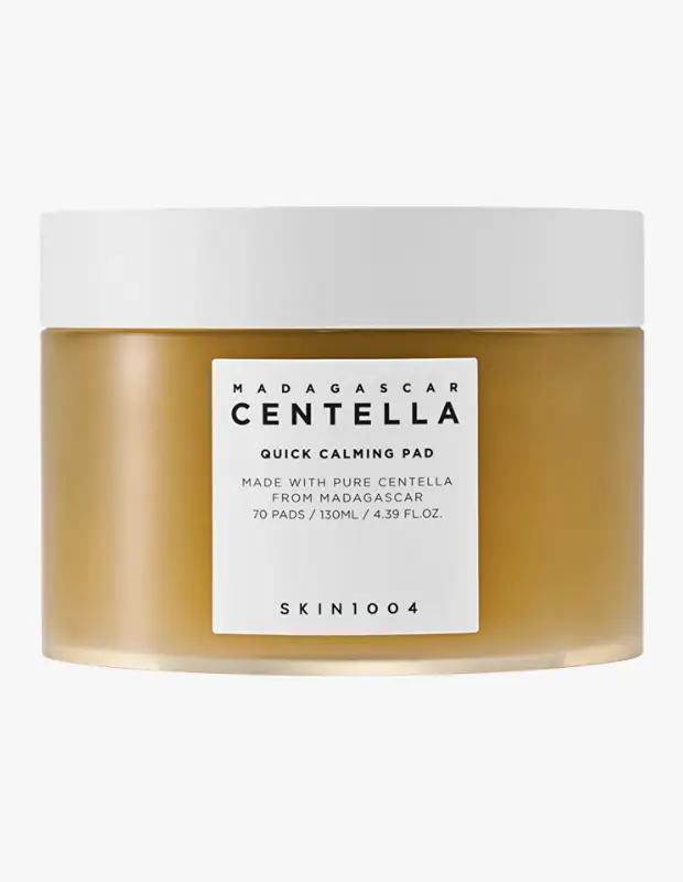 Marka Adı: Skin1004
Ürün Adı: Skin1004 Madagascar Centella Tonik Ped
Ürün Cinsiyeti: Belirtilmemiş
Ürün Tipi: Tonik Ped
Ürün Sezonsallığı: Belirtilmemiş
Ürün Çeşidi: Centella özlü, sakinleştirici tonik ped
Ürün Özellikleri: Bu ürün, Madagaskar'dan elde edilen saf Centella özü ile zenginleştirilmiş, cildi hızla sakinleştirmeye yönelik bir tonik ped setidir. Açık kahverengi/amber rengi sıvı içerisinde 70 adet hazır ped bulunur ve toplamda 130 ml (4.39 FL.OZ.) ürün içerir. Cildi serinletmeye ve yatıştırmaya yardımcı olan formülü sayesinde donuk görünümü azaltarak canlı ve ışıltılı bir cilt görünümü sunar. Pratik kullanımıyla günlük cilt bakım rutinlerine kolayca entegre edilebilir.
Öne Çıkan Detaylar:
- Madagaskar'dan gelen saf Centella özü ile formüle edilmiştir.
- Cildi anında sakinleştiren ve yatıştıran hızlı etkili pedlerdir.
- 70 adet hazır ped içeren pratik kullanım sunar.
Kimler Kullanıyor?: Hassas ve kızarmaya meyilli cildini nazikçe yatıştırmak, gün içinde ferahlık sağlamak ve daha canlı bir görünüm elde etmek isteyen herkes için uygundur. Özellikle sıcak ve nemli havalarda cildin ısısını dengelemek, donuk görünümü gidermek ve doğal bir ışıltı katmak isteyenler bu tonik pedleri günlük rutinlerine kolayca dahil edebilirler. Pratik ve hızlı çözümler arayan, cilt bakımında doğanın gücüne inanan kişiler tarafından tercih edilebilir.