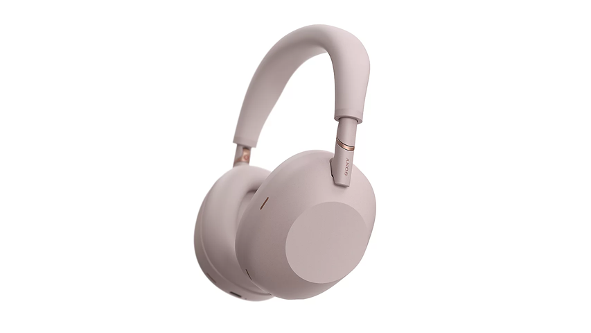 Şehrin gürültüsünden uzaklaşmanızı sağlayacak yüksek performanslı bluetooth kulaklık modellerinden Sony WH-1000XM6'nın, sağ kulaklığının üzerinde SONY logosu belirgin bir şekilde görünen, modern tasarımlı, mat bej rengi bir ürünü beyaz bir arka plan üzerinde hafif açılı olarak gösteren stüdyo çekimi.