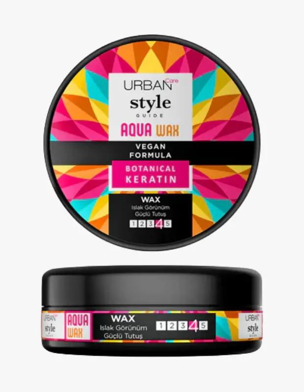 Marka Adı: URBAN Care
Ürün Adı: URBAN Care Style Guide Aqua Wax
Ürün Cinsiyeti: Unisex
Ürün Tipi: Saç Şekillendirici Wax
Ürün Sezonsallığı: Yaz
Ürün Çeşidi: Saç Bakım Ürünü
Ürün Özellikleri: Siyah renkli, kapak kısmında canlı ve geometrik desenlere sahip bir kutuda sunulan bu saç waxı, URBAN Care Style Guide serisine aittir. Vegan formülü ile dikkat çeken ürün, Botanical Keratin içeriğiyle saçı destekler. Islak görünümlü saç stilleri için tasarlanmış olup, 5 üzerinden 4 seviyesinde güçlü ve kalıcı bir tutuş sağlar.
Öne Çıkan Detaylar:
- Islak görünümlü saç stilleri yaratır.
- 5 üzerinden 4 seviyesinde güçlü ve kalıcı tutuş sunar.
- Vegan formülü ile hayvan dostu bir seçenektir.
- Saçları Botanical Keratin ile destekler.
- Tekne tatilleri ve yaz stil trendleri için idealdir.
Kimler Kullanıyor?: Saç stilinde güçlü bir tutuş ve modern bir ıslak görünüm arayışında olan, trendleri takip eden ve kişisel bakım rutinlerinde vegan ürünleri tercih eden bireyler bu ürünü kullanabilir. Özellikle yaz mevsiminde, nemli ortamlarda veya tekne tatillerinde saçlarının pürüzsüz ve bakımlı kalmasını isteyenler için ideal bir seçimdir. Saçlarına hem stil kazandırmak hem de bitkisel içeriklerle destek olmak isteyen herkesin beğenisini kazanır.
