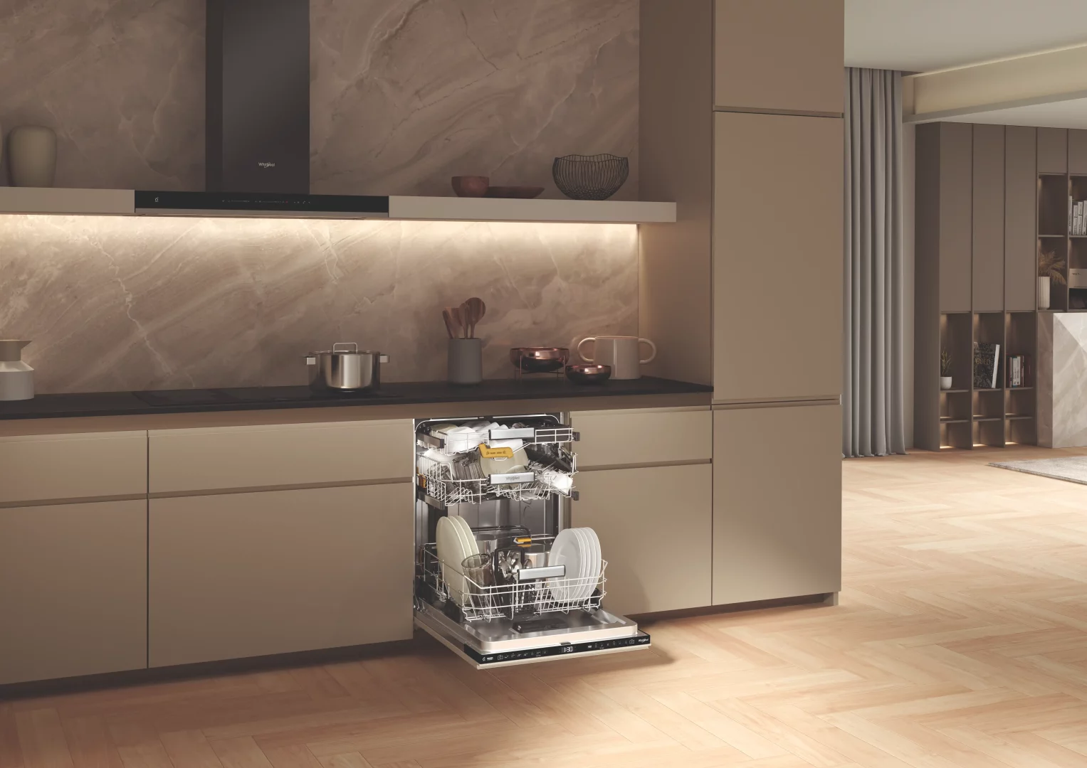 Modern ve premium bir mutfak ortamında, açık kapaklı ve içi ışıklı Whirlpool bulaşık makinesi, şık ankastre tasarımını, lüks algısını ve yapay zeka ile entegre mutfak teknolojilerini vurgulayarak evin merkezindeki rolünü sergiliyor.