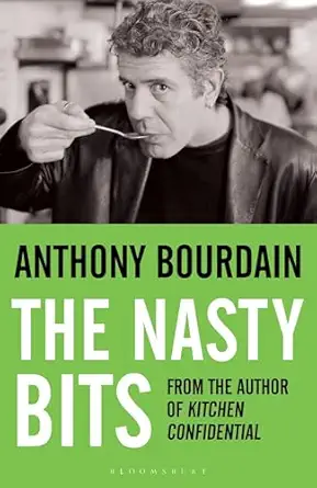 Anthony Bourdain'in The Nasty Bits kitabının kapağında, yazarın siyah beyaz fotoğrafı, kaşıkla yemek tadarken ciddi bir ifadeyle beliriyor, yeşil zemin üzerinde kitabın adı ve yazar bilgileri dikkat çekiyor.