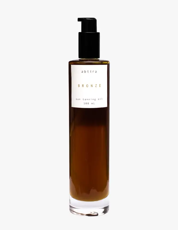 Marka Adı: Abtira Garden
Ürün Adı: Abtira GardenBronze Bronzlaştırıcı Yağ
Ürün Cinsiyeti: Unisex
Ürün Tipi: Bronzlaştırıcı Yağ
Ürün Sezonsallığı: Yazlık
Ürün Çeşidi: Besleyici ve Işıltılı Bronzlaştırıcı Yağ
Ürün Özellikleri: Bu ürün, şık ve kullanışlı siyah pompa başlığına sahip 100 ml'lik transparan cam şişede sunulan, cilde anında doğal bir bronzluk ve ışıltı veren besleyici bir bronzlaştırıcı yağdır. Koyu kehribar rengindeki zengin formülü, soğuk sıkım ahududu çekirdeği yağı, havuç yağı ve bronz ışıltılı minerallerle zenginleştirilerek cildi güneşin etkilerine karşı beslemeyi ve nemlendirmeyi hedefler. Hafif yapısı sayesinde cilt tarafından kolayca emilir, kadifemsi ve ışıltılı bir bitiş sağlar.
Öne Çıkan Detaylar:
- Soğuk sıkım ahududu çekirdeği ve havuç yağı ile zenginleştirilmiş besleyici formül.
- Bronz ışıltılı mineraller sayesinde anında göz alıcı bir parlaklık ve bronzluk sunar.
- Cildi güneşe karşı beslerken nemlendirmeye yardımcı olur.
Kimler Kullanıyor?: Yaz aylarında cildini güneşin zararlı etkilerinden korurken aynı zamanda doğal ve ışıltılı bir bronzluk elde etmek isteyenler için idealdir. Doğal yağlarla cildini beslemeyi ve bronzlaşma sürecini bir bakım ritüeline dönüştürmeyi tercih eden, sağlıklı ve parlak bir ten görünümüne önem veren herkes bu ürünü rahatlıkla kullanabilir.
