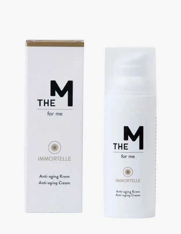 Beyaz bir zeminde, üzerinde THE M for me Immortelle Anti-aging Krem yazan beyaz renkli bir kutu ve pompalı şişe, resveratrol gibi güçlü bileşenlerin hücresel gençleşme ve uzun yaşam hedefleri için cilt bakım rutinlerindeki önemini akıcı bir şekilde vurguluyor.
