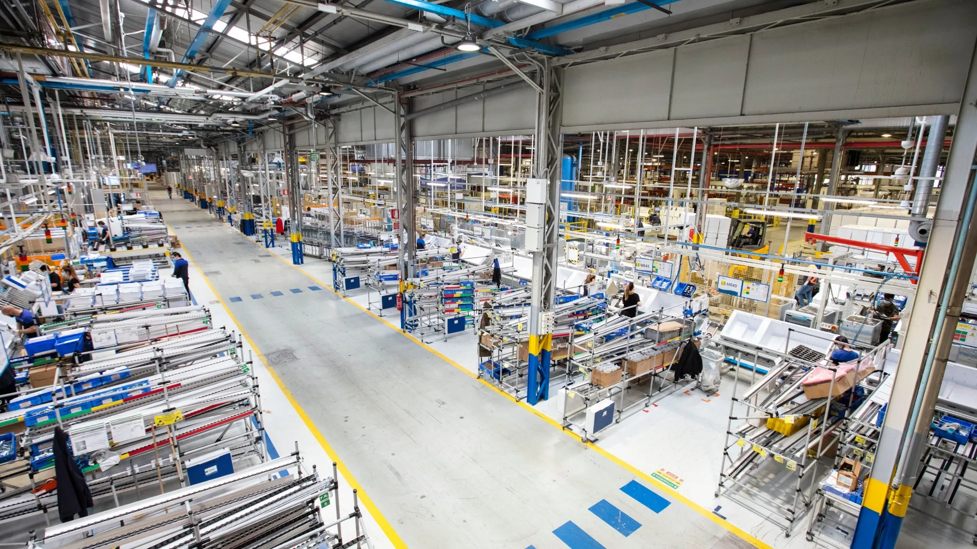 Türkiye'nin Ar-Ge gücünü İtalya'nın tasarım mirasıyla birleştiren Arçelik ve Beko Europe'un Kuzey İtalya'daki Cassinetta fabrikasında, uzun montaj hatları boyunca beyaz eşya üretimi yapan çok sayıda çalışanın görüldüğü geniş ve modern bir üretim alanı, grubun küresel rekabetteki üretim ayak izini vurguluyor.