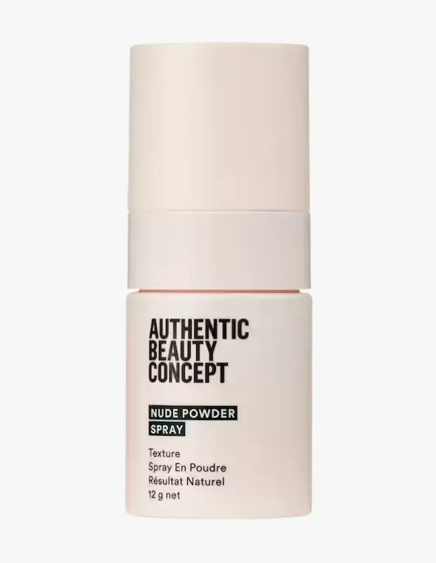 Marka Adı: Authentic Beauty Concept
Ürün Adı: Authentic Beauty Concept Nude Powder Spray
Ürün Cinsiyeti: Unisex
Ürün Tipi: Saç Şekillendirici
Ürün Sezonsallığı: Yaz
Ürün Çeşidi: Hacim ve Dokulandırıcı Pudra Sprey
Ürün Özellikleri: Authentic Beauty Concept Nude Powder Spray, saçlara anında doğal bir hacim ve belirgin bir doku kazandırmak için özel olarak geliştirilmiş hafif ve ince yapılı bir pudra spreyidir. Saçta kaskatı bir his bırakmadan esnek ve doğal bir tutuş sağlayarak, saçın kendi hareketini korur. Minimalist ve zarif açık bej renkli bir ambalajda sunulan bu 12 gram net ürün, pratik kullanımıyla gün boyu taze ve hacimli bir görünüm elde etmeyi hedefler.
Öne Çıkan Detaylar:
- Saça doğal bir hacim ve mat bir doku kazandırır.
- Hafif formülü sayesinde saçı ağırlaştırmaz, esnek bir tutuş sağlar.
- Saçlarda kaskatı bir görünüm oluşturmadan doğal bir bitiş sunar.
Kimler Kullanıyor?: Şehir hayatının dinamik akışına uyum sağlayan, entelektüel ve modern bir stil arayışında olan bireyler için idealdir. Saçlarında doğal, çabasız ama şık bir görünüm tercih eden, kaskatı ve şekillendirilmiş saçlardan uzak durarak, gün boyu esneklik ve hacim arayan herkes bu ürünü rahatlıkla kullanabilir. Özellikle sabahtan geceye uzanan sosyal ve kültürel etkinliklerde saçlarının doğal güzelliğini korumak isteyenler için mükemmel bir seçimdir.