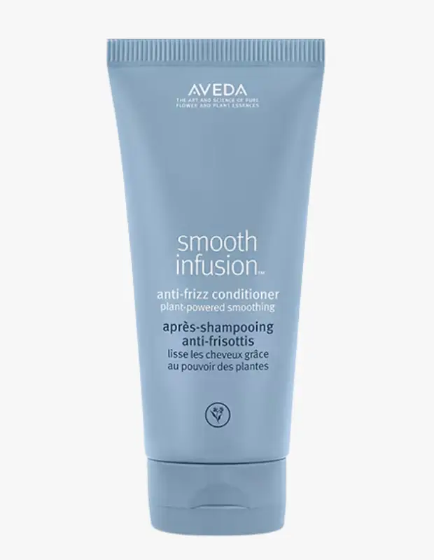 Marka Adı: Aveda
Ürün Adı: Aveda Smooth Infusion Kabarıklık Önleyici Saç Kremi
Ürün Cinsiyeti: Belirtilmemiş
Ürün Tipi: Saç Kremi
Ürün Sezonsallığı: Belirtilmemiş
Ürün Çeşidi: Kabarıklık Önleyici ve Düzleştirici
Ürün Özellikleri: Bu Aveda Smooth Infusion saç kremi, saçtaki kabarmayı kontrol altına alarak pürüzsüz ve yönetilebilir bir görünüm sağlamak üzere tasarlanmıştır. Bitkisel kaynaklı içeriklerle zenginleştirilmiş formülü sayesinde saçları şampuan sonrası derinlemesine besler ve yumuşatır. Açık mavi renkteki sıkılabilir tüp ambalajı pratik ve kolay kullanım sunar.
Öne Çıkan Detaylar:
- Saçtaki kabarmayı etkili bir şekilde önler.
- Bitkisel kaynaklı formülüyle saçı nazikçe pürüzsüzleştirir.
- Şampuan sonrası kolayca uygulanır ve saçın yumuşaklığını artırır.
Kimler Kullanıyor?: Saçlarının pürüzsüz, kontrol altında ve kabarmayan bir görünüme sahip olmasını arzu eden herkes için uygundur. Özellikle nemli iklimlerde veya günlük hayatta saçlarının şeklini korumakta zorlanan, doğal içeriklere değer veren ve pratik saç bakımı çözümleri arayan bireyler bu ürünü tercih edebilir.