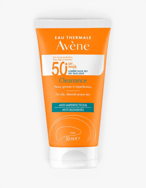 Marka Adı: Avène
Ürün Adı: Avene Erkek Cleanance SPF 50+ Yağlı ve Akneye Eğilimli Ciltler İçin Güneş Kremi
Ürün Cinsiyeti: Erkek
Ürün Tipi: Güneş Kremi
Ürün Sezonsallığı: Tüm Sezonlar
Ürün Çeşidi: Yağlı ve Akneye Eğilimli Ciltler İçin Güneş Koruyucu
Ürün Özellikleri: Avène Termal Su bazlı bu 50 ml'lik turuncu ve beyaz ambalajındaki güneş kremi, yağlı ve akneye eğilimli ciltler için özel olarak geliştirilmiştir. Çok yüksek koruma sağlayan SPF 50+ faktörü ile UVB, UVA ve mavi ışık (HEV Blue Light) dahil olmak üzere geniş spektrumlu güneş ışınlarına karşı etkili bir kalkan görevi görür. Akışkan fluid dokusu ve salisilik asit içeren formülü sayesinde ciltteki parlamayı kontrol altına alırken, akne ve gözenek görünümünün azalmasına yardımcı olur, cilt kusurlarına karşı bakım sunar.
Öne Çıkan Detaylar:
- Geniş spektrumlu çok yüksek SPF 50+ UVB, UVA ve mavi ışık (HEV Blue Light) koruması.
- Yağlı ve akneye eğilimli ciltler için özel olarak formüle edilmiştir.
- Salisilik asit içeren akışkan dokusuyla parlamayı ve akne görünümünü azaltmaya yardımcı olur.
Kimler Kullanıyor?: Günlük cilt bakımında hem çok yüksek düzeyde güneş koruması arayan hem de ciltlerindeki yağlanma, parlama ve akne sorunlarına çözüm bulmak isteyen kişiler için idealdir. Cilt kusurlarına yatkın ve mat bir görünüm tercih eden, güneşin zararlı etkilerinden korunurken aynı zamanda cildinin daha pürüzsüz ve dengeli görünmesini hedefleyen herkes bu ürünü rahatlıkla kullanabilir.