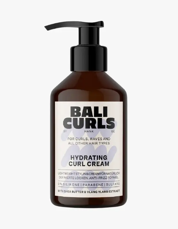 Marka Adı: Bali Curls
Ürün Adı: Bali Curls Nemlendirici Bukle Kremi
Ürün Cinsiyeti: Unisex
Ürün Tipi: Bukle Kremi
Ürün Sezonsallığı: Belirtilmemiş
Ürün Çeşidi: Nemlendirici ve Şekillendirici Bukle Kremi
Ürün Özellikleri: Bu hafif yapılı nemlendirici bukle kremi, bukleli, dalgalı ve diğer tüm saç tipleri için özel olarak formüle edilmiştir. Saçın doğal buklelerini ve dalgalarını belirginleştirirken aynı zamanda kabarmayı önleyici (anti-frizz) etki sunar. Silikon, paraben ve sülfat içermeyen temiz içeriği, shea yağı ve ylang ylang özü ile zenginleştirilmiştir. Kolay kullanım sağlayan pompalı bir şişede sunulmaktadır.
Öne Çıkan Detaylar:
- Bukle ve dalgaları belirginleştirir, tüm saç tiplerini nemlendirir.
- Kabarmayı önleyici (anti-frizz) özel formüle sahiptir.
- Silikon, paraben ve sülfat içermez, shea yağı ve ylang ylang özü ile zenginleştirilmiştir.
Kimler Kullanıyor?: Doğal buklelerini ve dalgalarını ön plana çıkarmak isteyen, saçlarında hafif yapılı ancak etkili bir nemlendirme ve şekillendirme arayan kişiler bu ürünü tercih edebilir. Özellikle kabarmaya eğilimli saçlara sahip olanlar veya nemli koşullarda saç kontrolü sağlamak isteyenler için idealdir. Temiz içerikli ürünleri tercih eden, silikon, paraben ve sülfat gibi maddelerden kaçınan, shea yağı ve ylang ylang özü gibi doğal bileşenleri önemseyen kullanıcılar için uygundur.