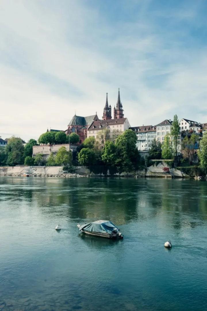 Basel gezilecek yerler listesindeki Basel Katedrali, Ren Nehri kıyısında çift kuleleri ve tarihi çevresiyle görülüyor.
