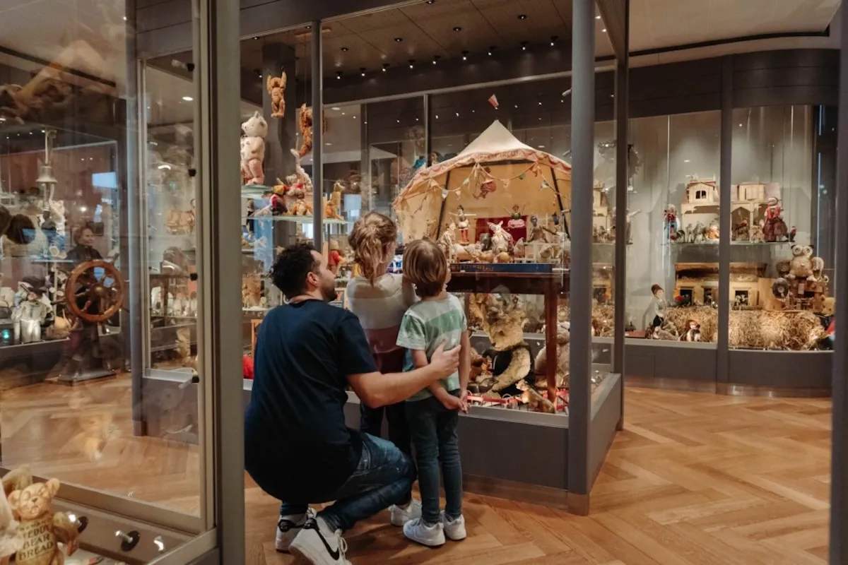 Basel gezilecek yerler arasında aileler için keyifli bir durak olan Basel Oyuncak Müzesi’nde sergilenen nostaljik oyuncak koleksiyonları.