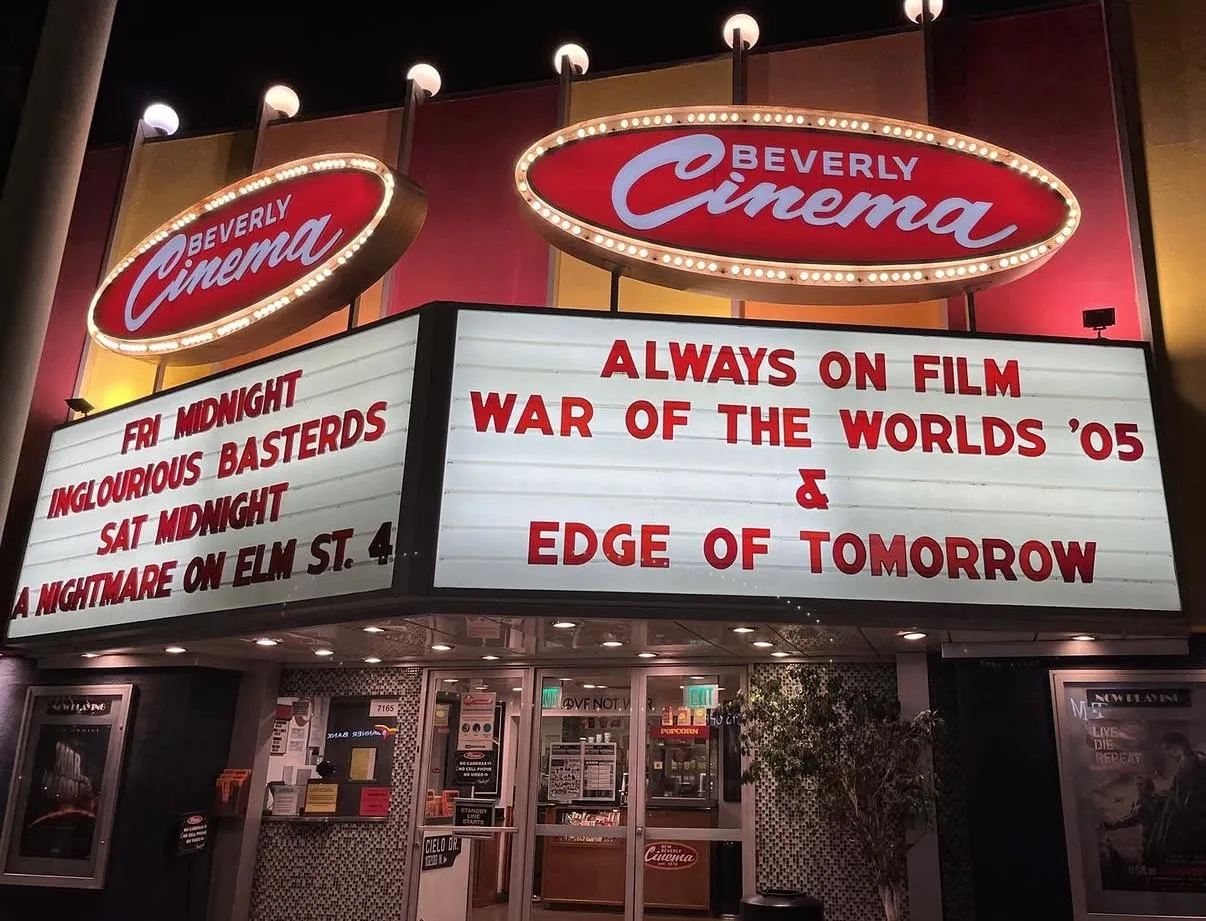 Gece vakti parlak ışıklarla aydınlatılmış Beverly Cinema binasının dış cephesi, üst kısımda küçük ampullerle çevrili kırmızı oval tabelalarda beyaz harflerle Beverly Cinema yazısı dikkat çekiyor; altındaki büyük sinema panosu ise Cuma gece yarısı Inglourious Basterds, Cumartesi gece yarısı A Nightmare on Elm St. 4 ile Always on Film kapsamında War of the Worlds '05 ve Edge of Tomorrow filmlerini gösteriyor.