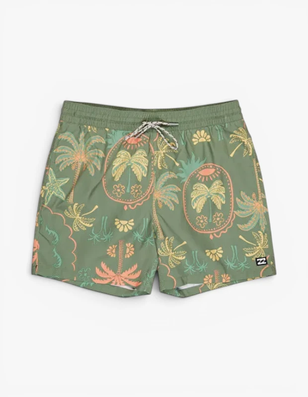 Marka Adı: Billabong
Ürün Adı: Billabong Erkek Vacay Şort Mayo
Ürün Cinsiyeti: Erkek
Ürün Tipi: Şort Mayo
Ürün Sezonsallığı: Yaz
Ürün Çeşidi: Tropikal Desenli
Ürün Özellikleri: Zeytin yeşili ana zemin üzerine, turuncu, sarımsı, mint yeşili ve açık mavi tonlarında stilize edilmiş palmiye ağaçları, güneş ve egzotik bitki motifleriyle bezenmiş, yazlık ve enerjik bir şort mayodur. Esnek lastikli bel bandı, kullanıcıya rahat bir uyum sağlarken, beyaz üzerine siyah benekli kalın bağcıklar bel genişliğinin ayarlanmasına olanak tanır. Hızlı kuruyan hafif kumaş yapısı sayesinde deniz ve havuz sonrası pratik bir kullanım sunar. Şortun sağ alt paçasında markanın ikonik siyah beyaz logosu yer almaktadır.
Öne Çıkan Detaylar:
- Canlı renk paletinde tropikal palmiye ve bitki desenleri
- Ayarlanabilir bağcıklı, elastik ve konforlu bel yapısı
- Hızlı kuruma özelliği ve sağ paçada ikonik Billabong logosu
Kimler Kullanıyor?: Plajda, havuz başında ve tatilde dinamik, enerjik ve rahat bir stil arayan bireyler için mükemmel bir seçimdir. Yaz modasına tropikal ve canlı bir dokunuş katmak isteyenler, deniz aktiviteleri sırasında konforundan ödün vermeyenler ve gündüzden akşama uzanan sahil keyiflerinde şık ve pratik bir parça arayan herkes bu mayoyu tercih edebilir.