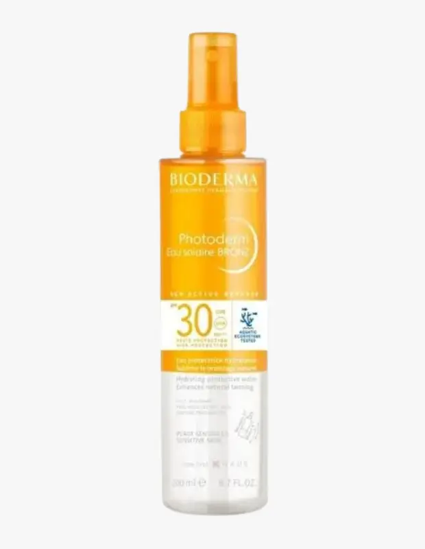 Marka Adı: Bioderma
Ürün Adı: Bioderma Photoderm Bronz Sun Protective Water SPF30
Ürün Cinsiyeti: Belirtilmemiş
Ürün Tipi: Güneş Koruyucu ve Bronzlaştırıcı Su
Ürün Sezonsallığı: Yaz
Ürün Çeşidi: SPF Korumalı Bronzlaştırıcı
Ürün Özellikleri: Bu iki fazlı güneş koruyucu ve bronzlaştırıcı su, cildi erken yaşlanmaya karşı savunan özel bir hücresel koruma patentine sahiptir. SPF 30 faktörüyle güneşe karşı etkili bir koruma sağlarken, su hafifliğindeki dokusu cilde ağırlık yapmaz ve saten bitişli, lekesiz bir bronzluk tonu kazandırır. Hassas ciltler için uygun olan ürün, 200 ml hacminde pratik sprey formundadır. Ayrıca su ekosistemine saygılı bir formüle sahiptir.
Öne Çıkan Detaylar:
- SPF 30 yüksek güneş koruması
- İki fazlı hücresel koruma patenti
- Saten bitişli, lekesiz bronzluk sağlayan su hafifliğinde doku
- Hassas ciltler için uygun
- Su ekosistemine saygılı formül
Kimler Kullanıyor?: Güneşin tadını çıkarırken cildini zararlı UV ışınlarına karşı etkili bir şekilde korumak isteyen, aynı zamanda doğal ve saten görünümlü bir bronzluk arayan kişiler için idealdir. Özellikle hassas cilt yapısına sahip olanlar ve cildinde hafif, ferah bir his bırakan, yağsız dokuları tercih eden herkesin yaz bakım rutininde rahatlıkla kullanabileceği bir üründür.